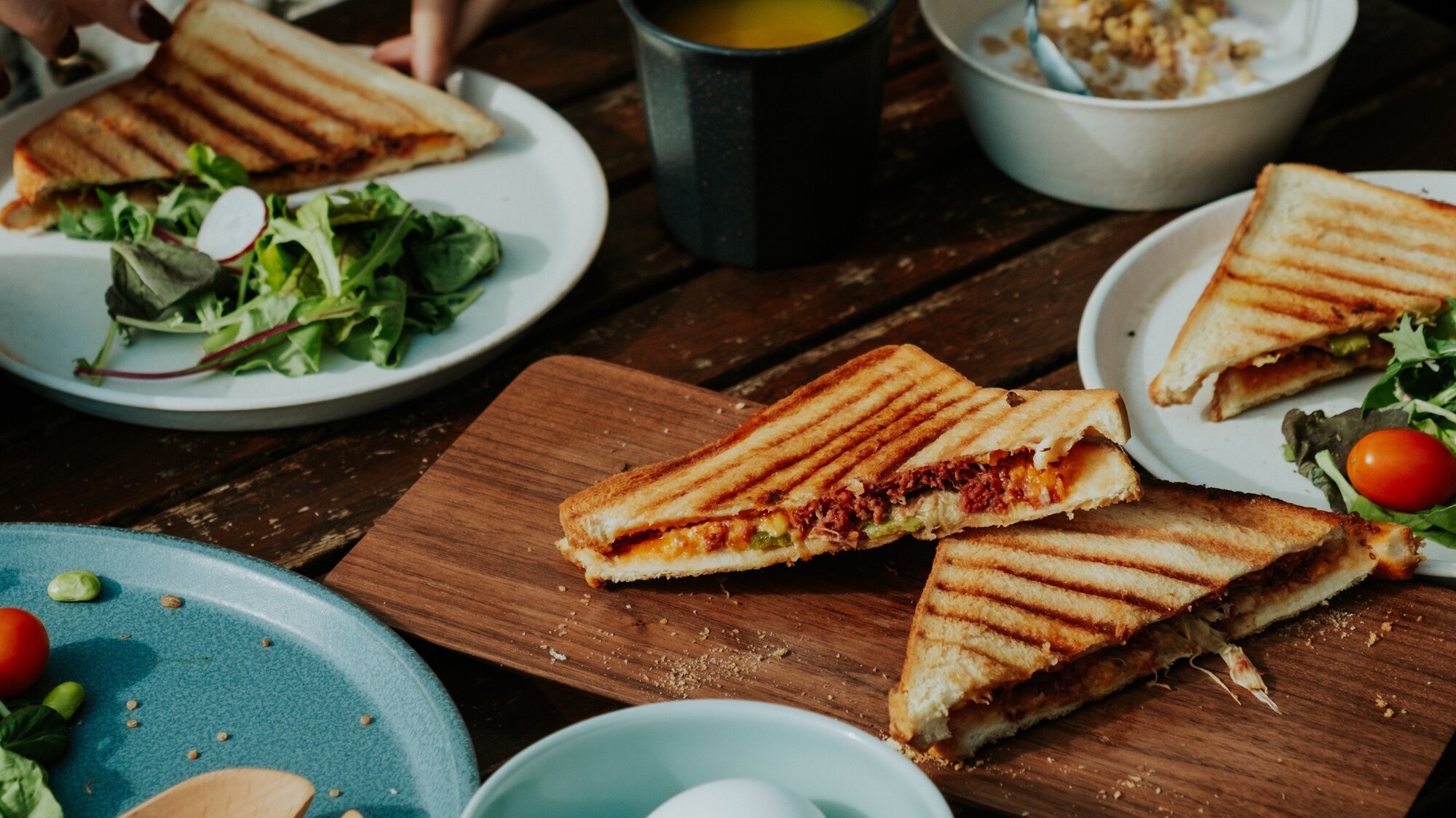 ご朝食はホットサンドやサラダをお楽しみください。