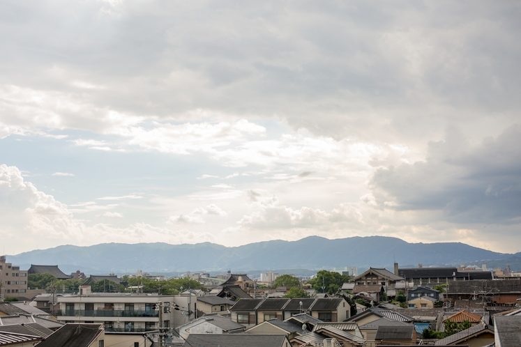 高層階の窓から見える洛西の山々