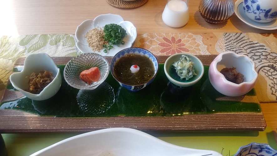 【朝食】　5つの小鉢　5 petits bols au petit déjeuner 