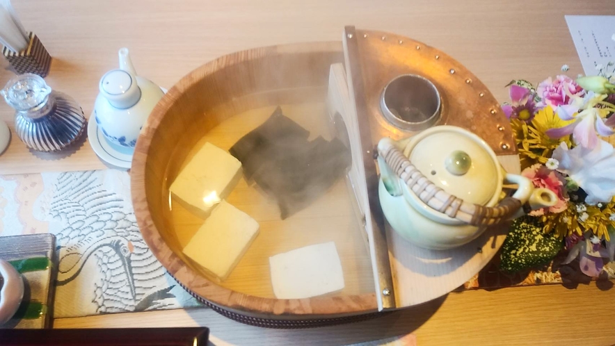 【朝食】　湯豆腐  Tofu chaud  au petit-déjeuner 