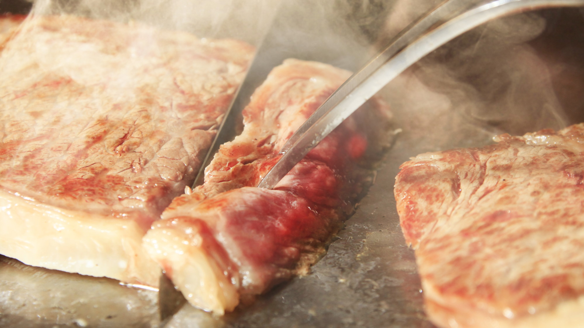 【夕食】鉄板で焼き上げるステーキ