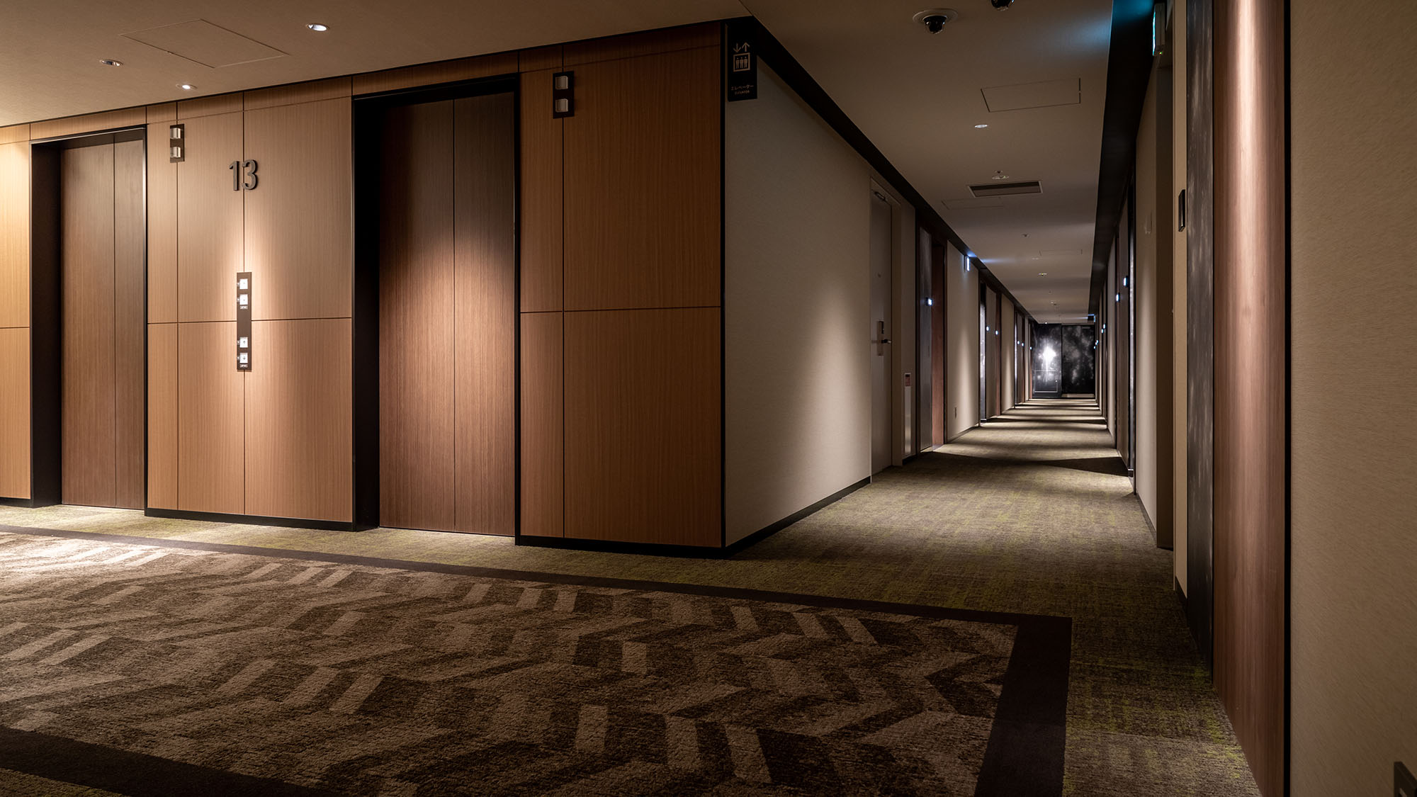 13F『エレベーターホール』