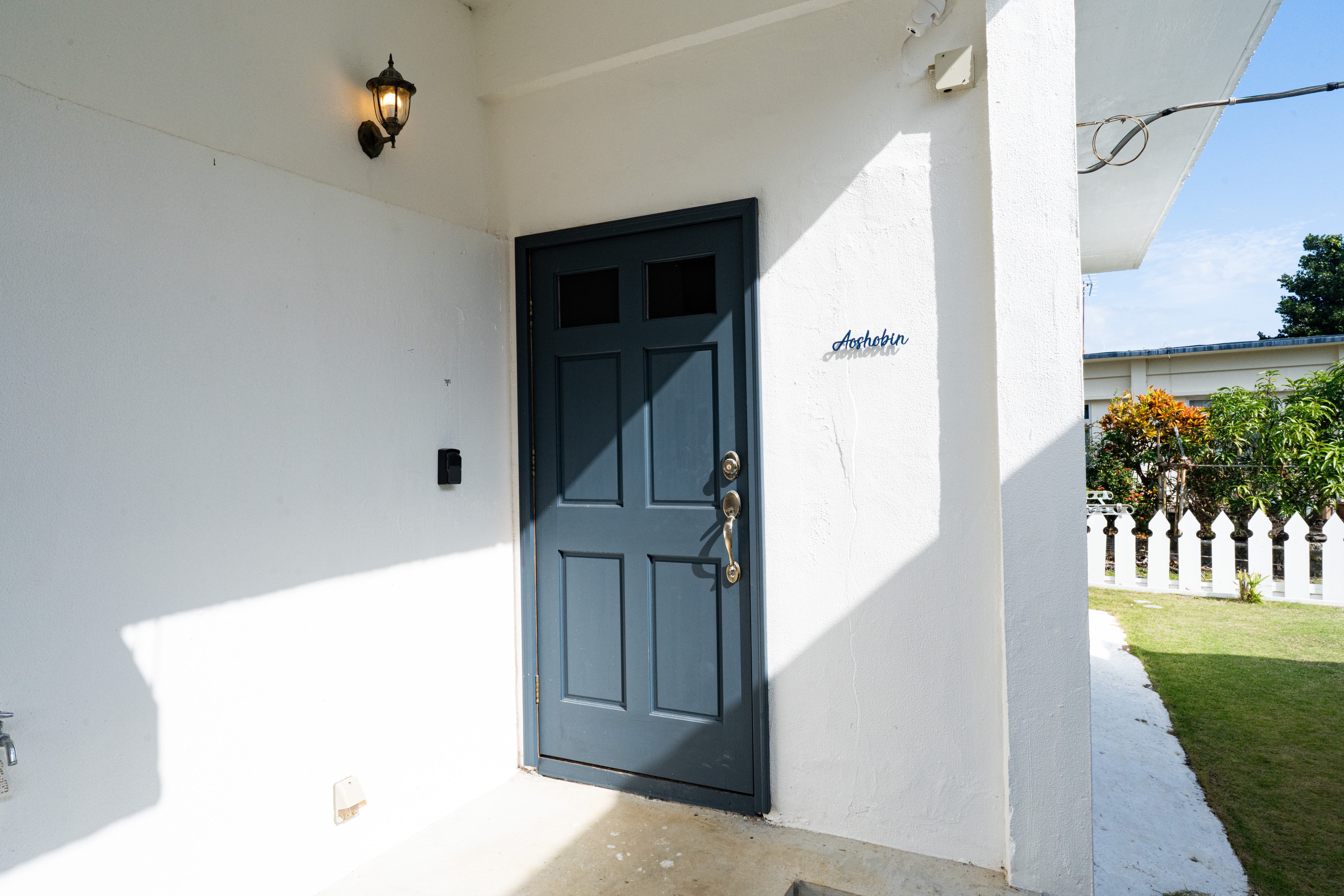 アオショウビン棟　玄関