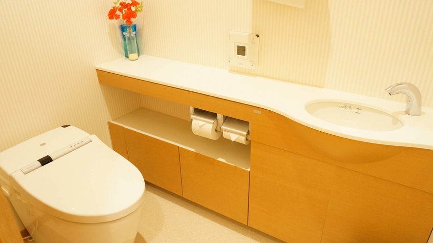 ・〔和室7.5畳〕明るく広々としたお手洗いは温水洗浄機能付きトイレ完備