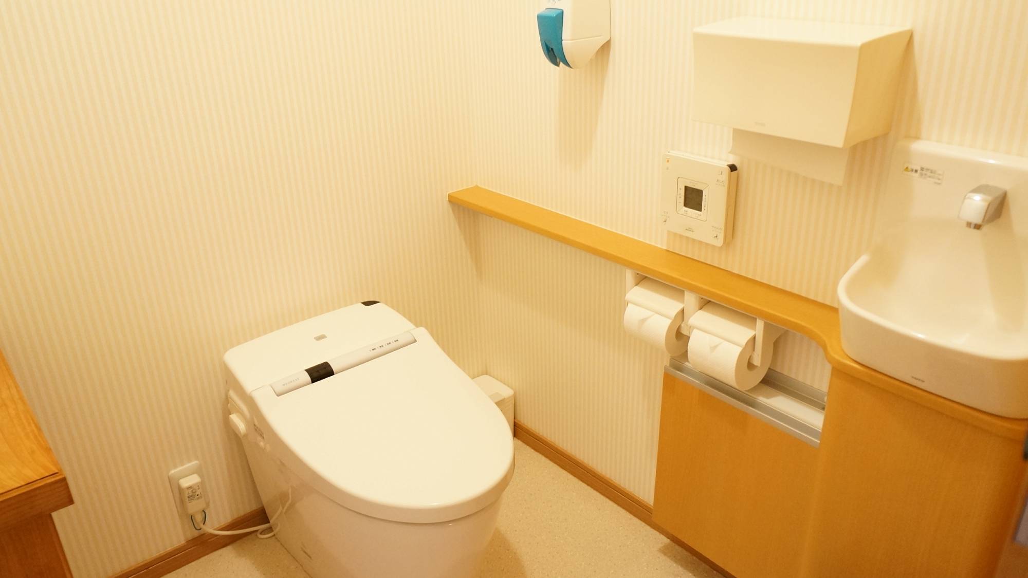 ・〔和室6畳〕明るく広々としたお手洗いは温水洗浄機能付きトイレ完備