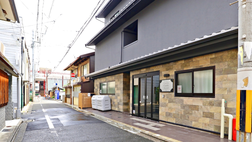 ・ホテル外観：二条城近く、交通至便で京都観光の拠点に