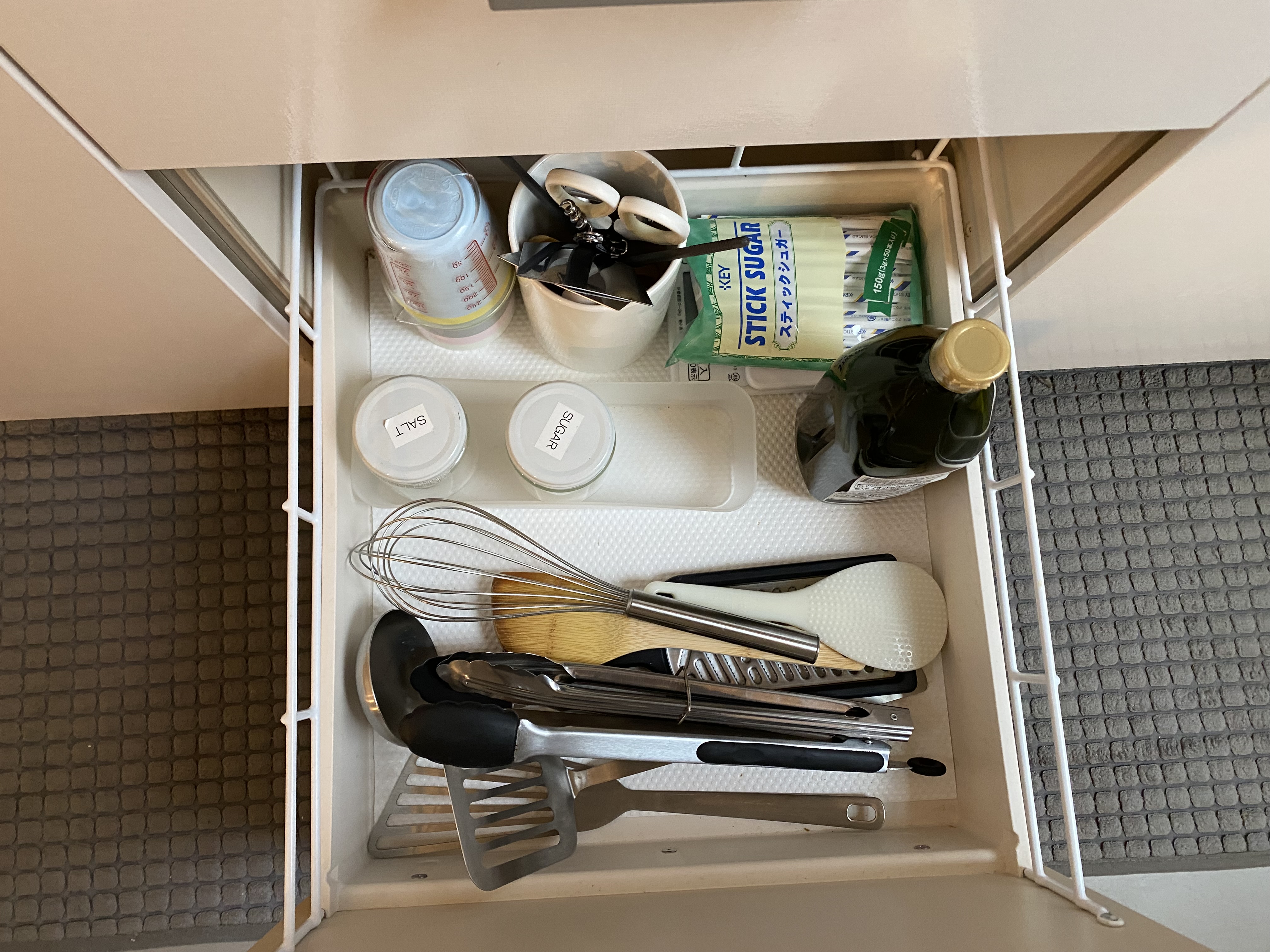 キッチン(調理器具/オリーブオイル/塩/砂糖)