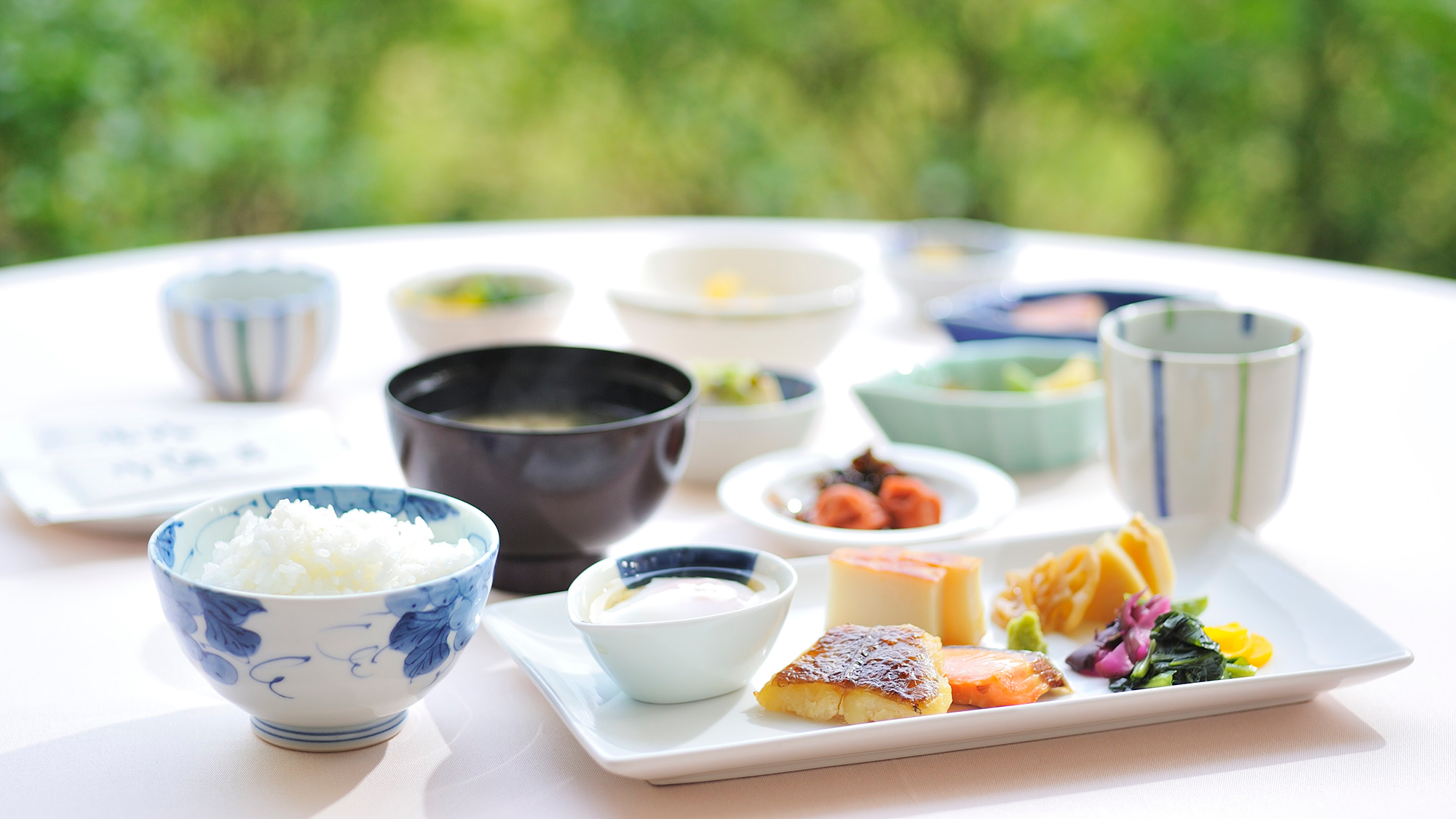 **【朝食・バイキング(一例)】メニューは50種類。もちろん和食料理もご用意しています。