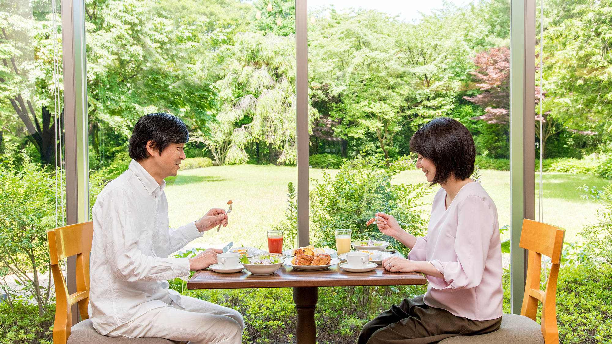 **【レストランセントロ（一例）】朝の日差しを浴びた庭園を眺めて食す朝食