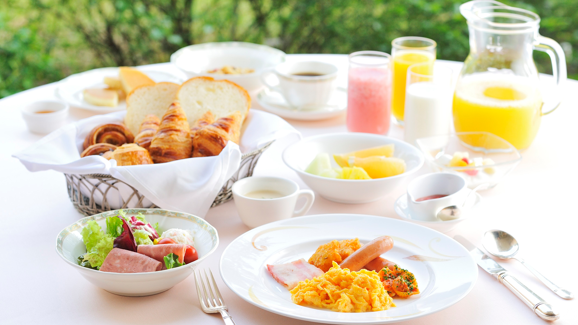 **【朝食(バイキング・一例)】美味しいお料理の数々を緑の中でお召し上がりください