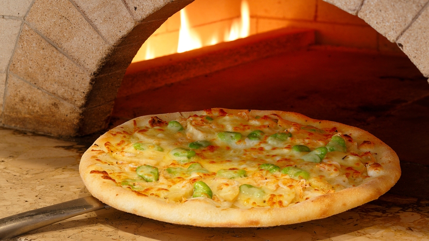 **【夕食(バイキング・一例)】オープンキッチンにて、出来立て釜焼きのピザをご提供