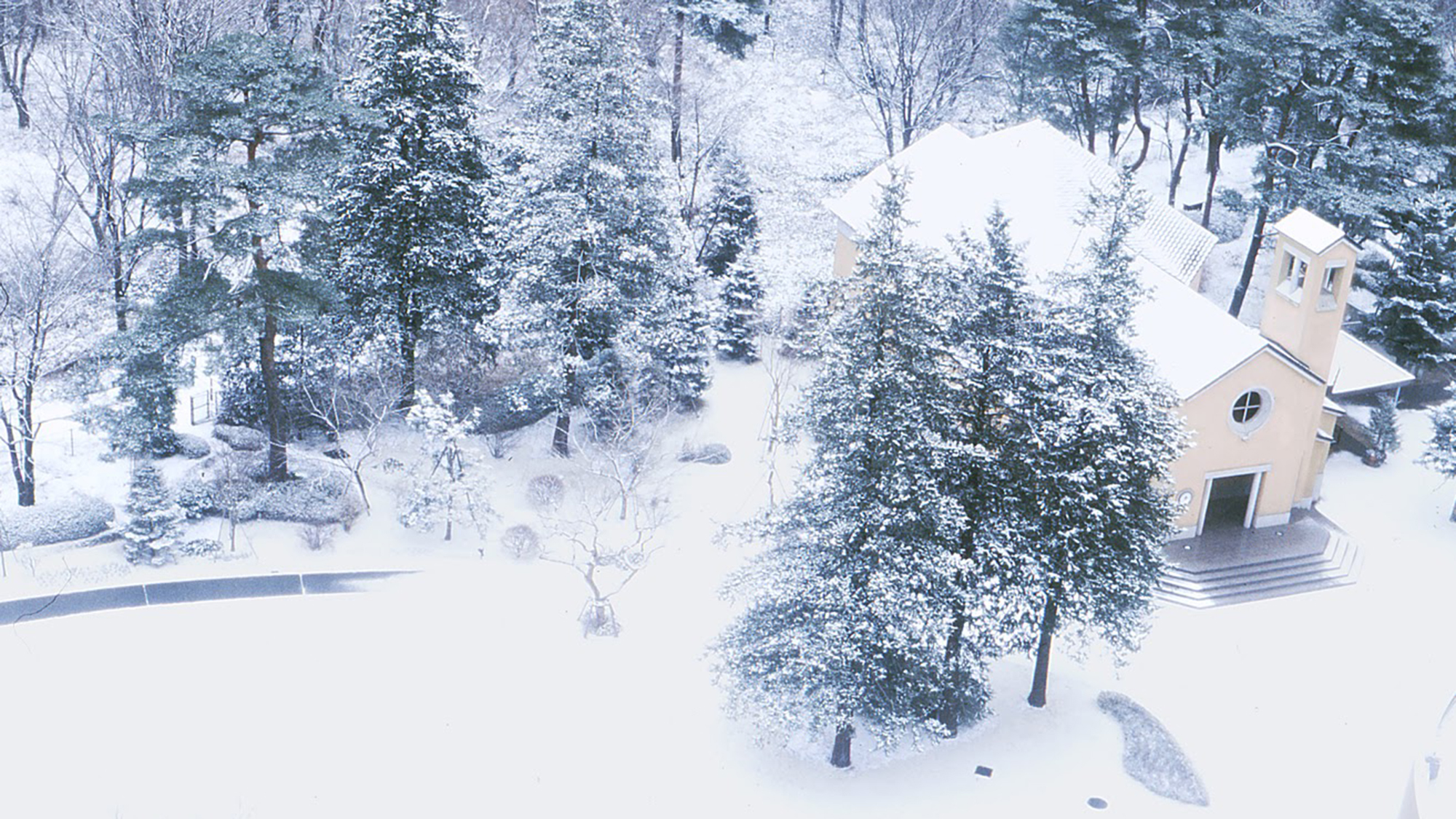**【庭園・冬（一例）】雪の積もって真っ白に化粧した冬の庭園