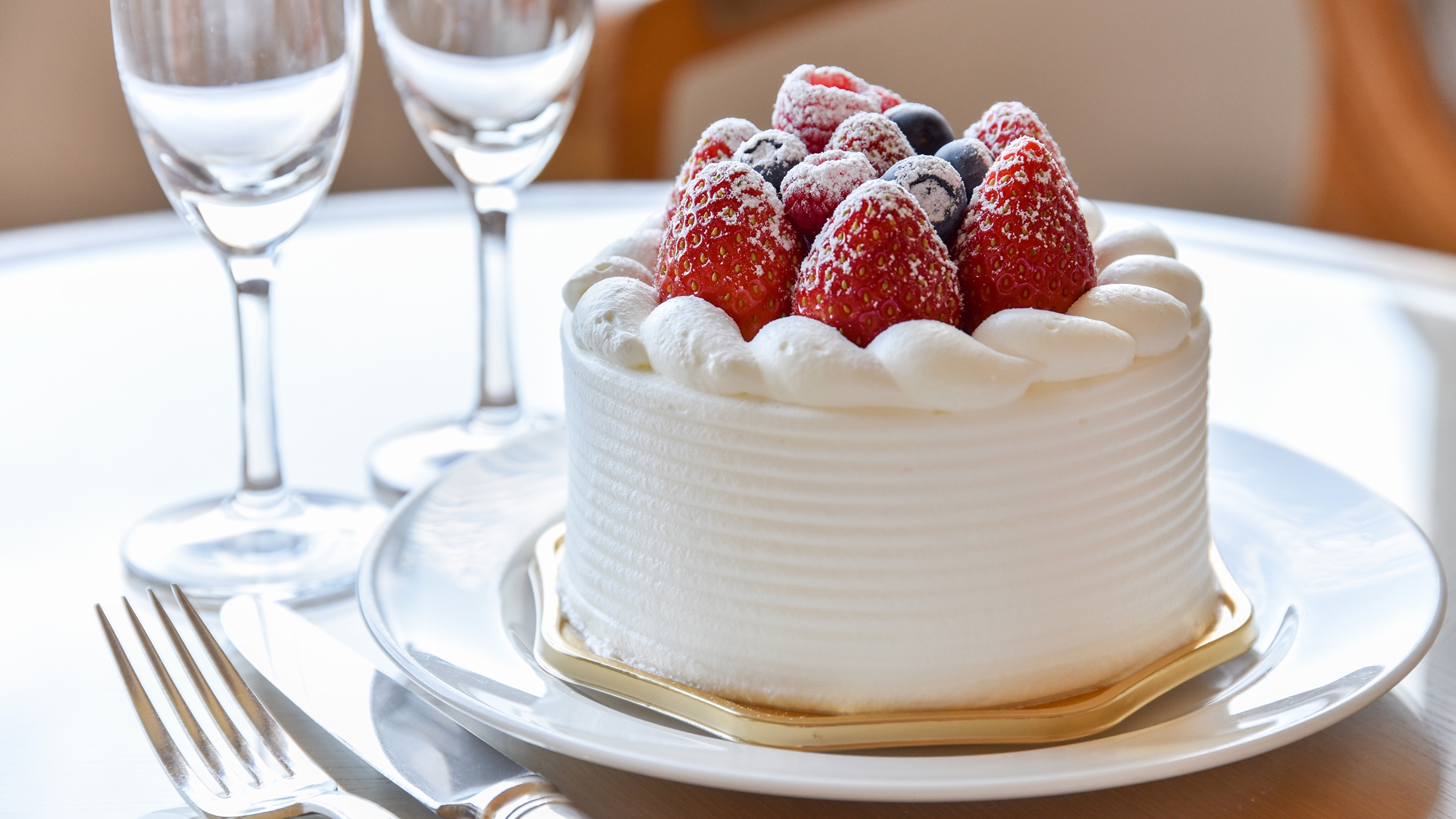 **【ケーキ（一例）】ケーキをお部屋にお届け♪記念日のお祝いを一層引き立てます。