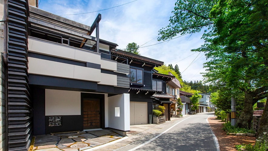 【青花】・すみや　青花_一日一組限定の町屋ヴィラ。寺町の景観に馴染む趣ある外観