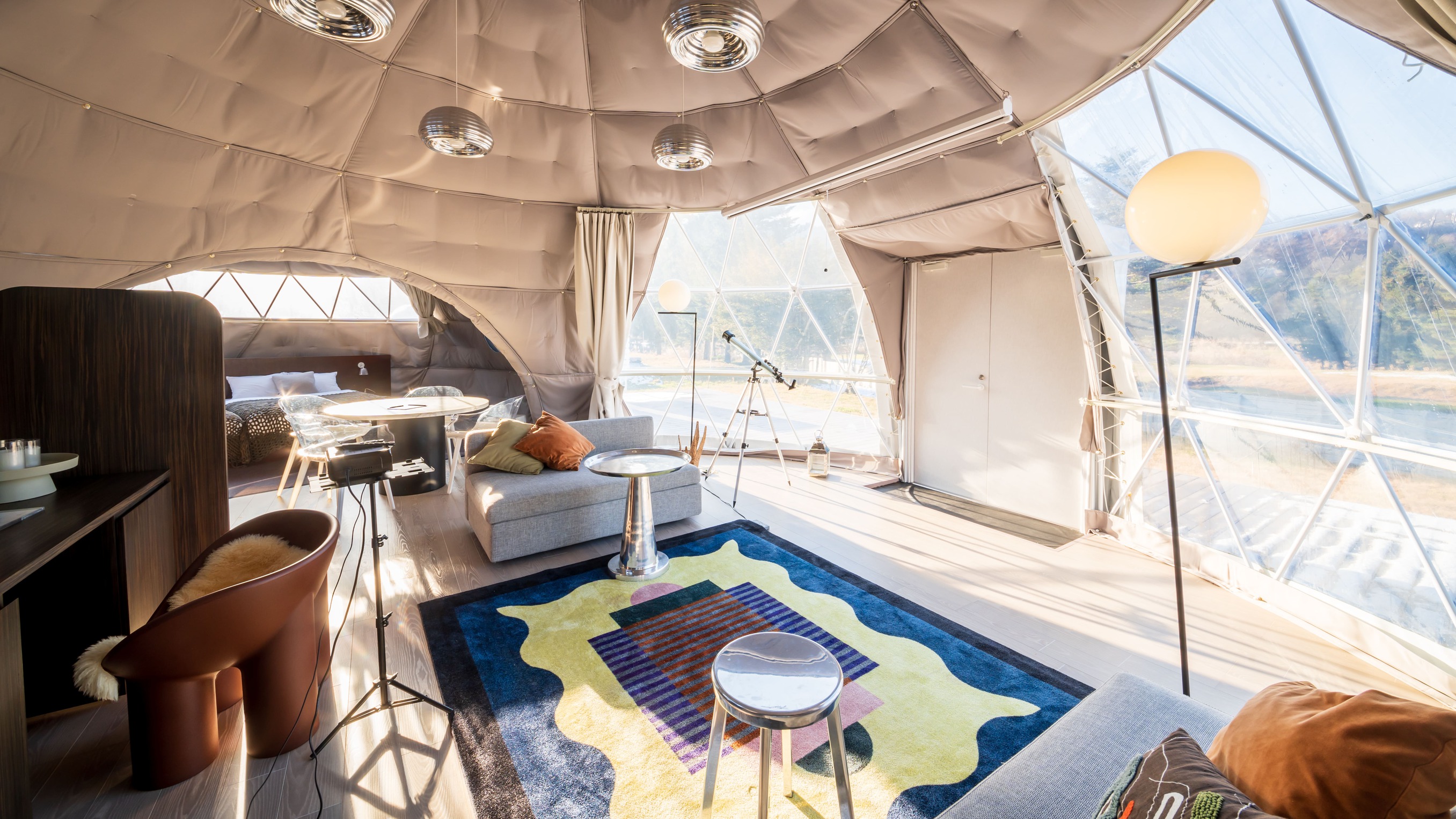 86㎡の広々空間。プロジェクターやスクリーンも完備(エグゼクティブスイート・トリプルドーム)