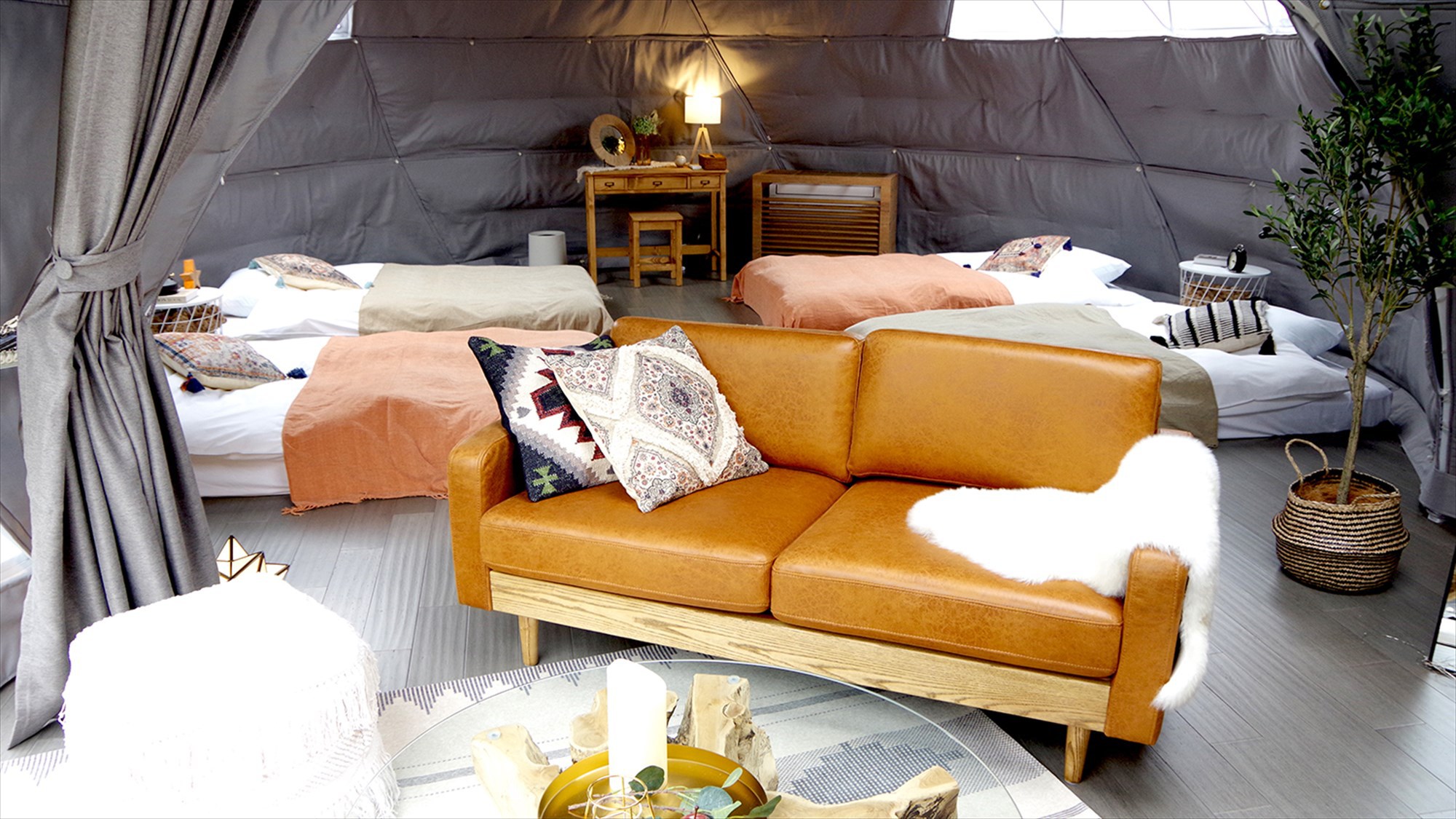 アースカラーやナチュラルテイストで彩った内装(ツインドーム)