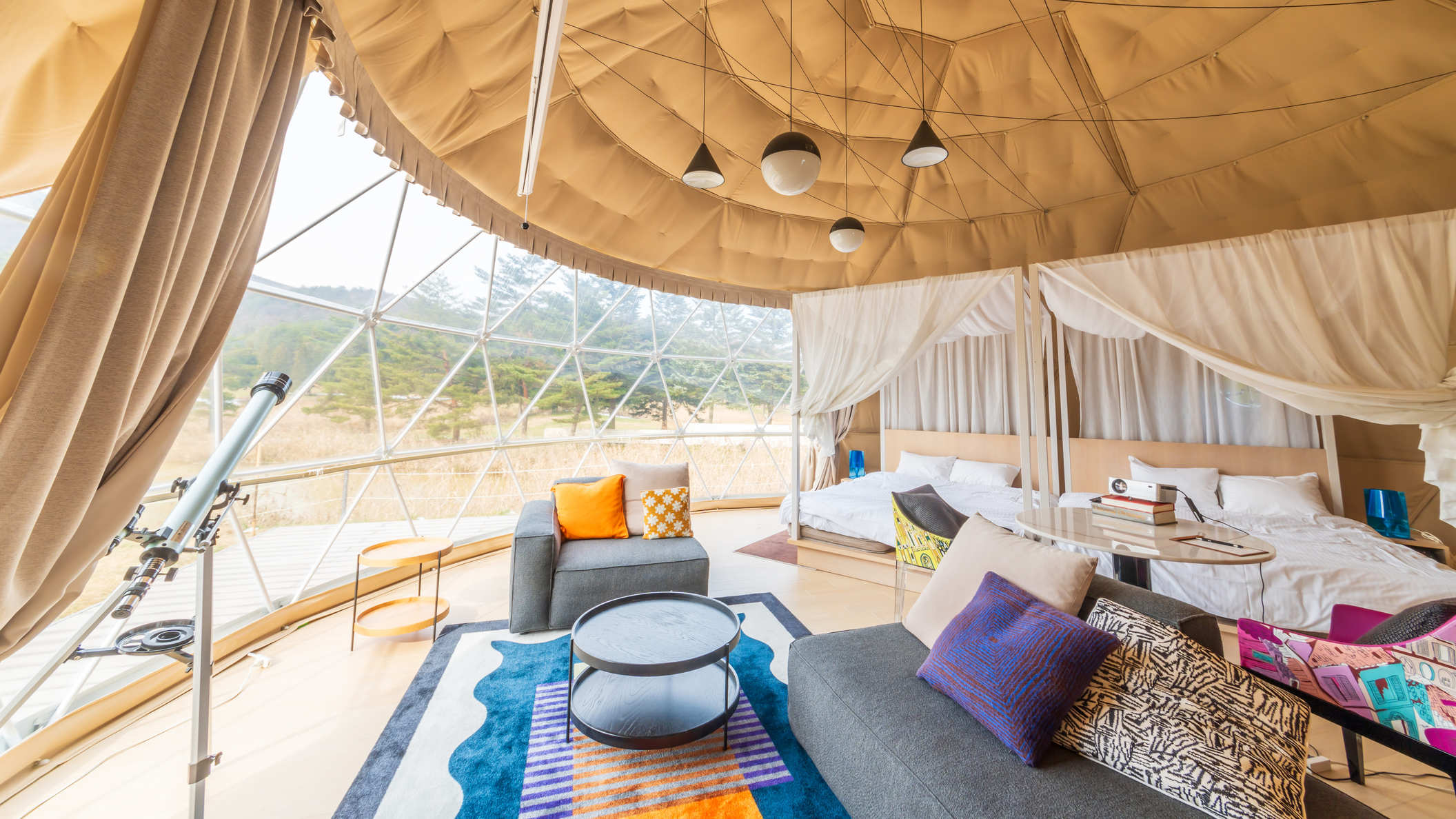 天蓋付き170cm幅のクイーンベッド2台を配した贅沢な空間(エグゼクティブスイート・シングルドーム)