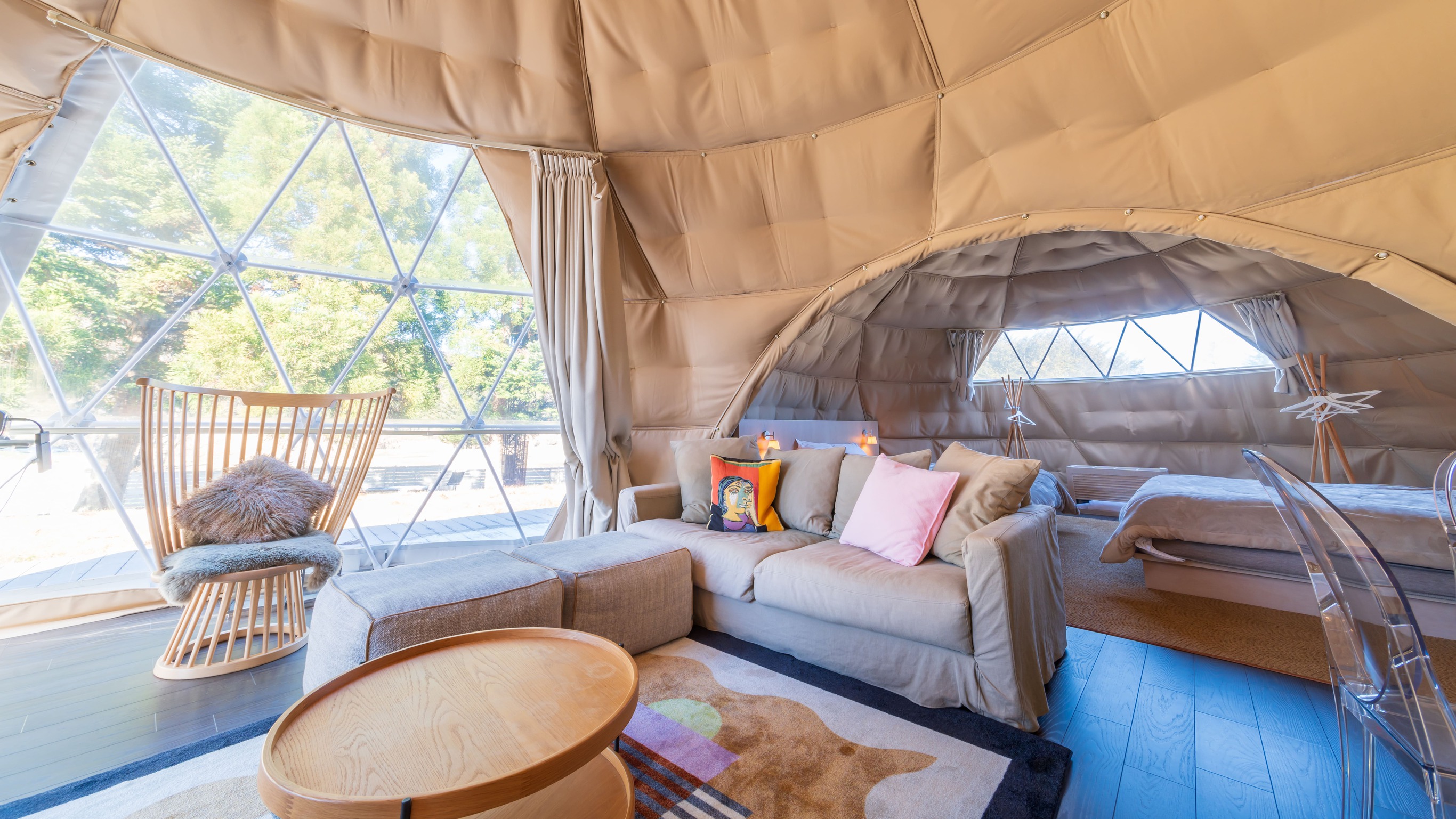 リビング(7m)にはドームの名前ニナ・マソがデザインしたペンダントライトを配しています(EXツイン)