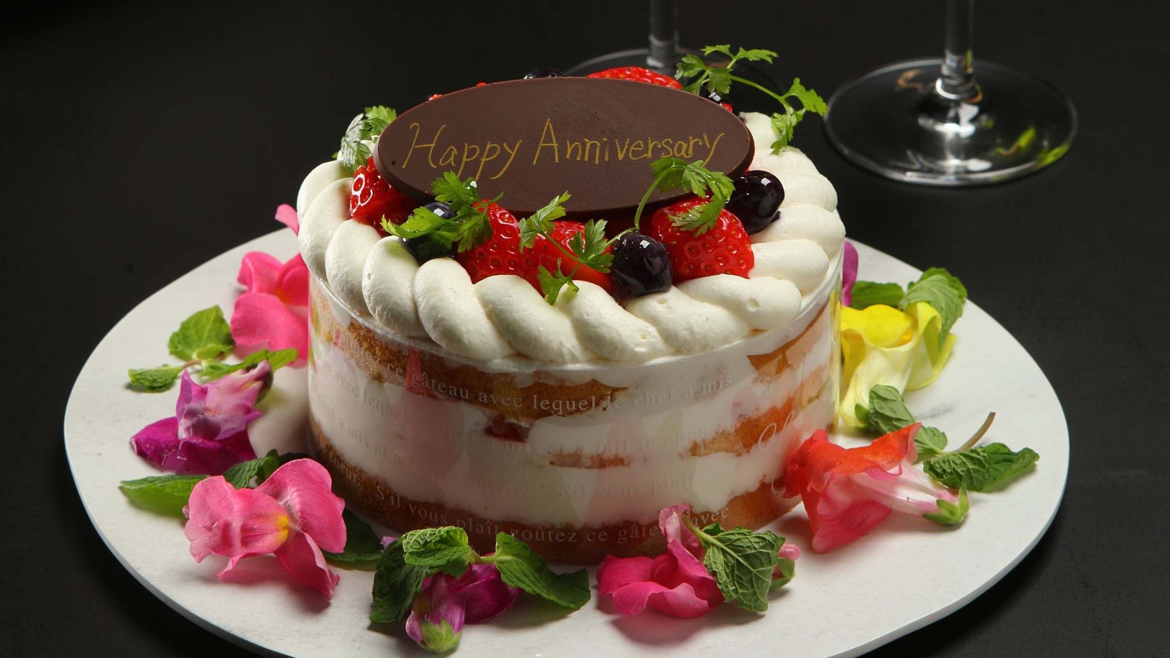 贅沢グランピングで祝う記念日◆アニバーサリーケーキ＆GLAMPROOKオリジナルスパークリング付