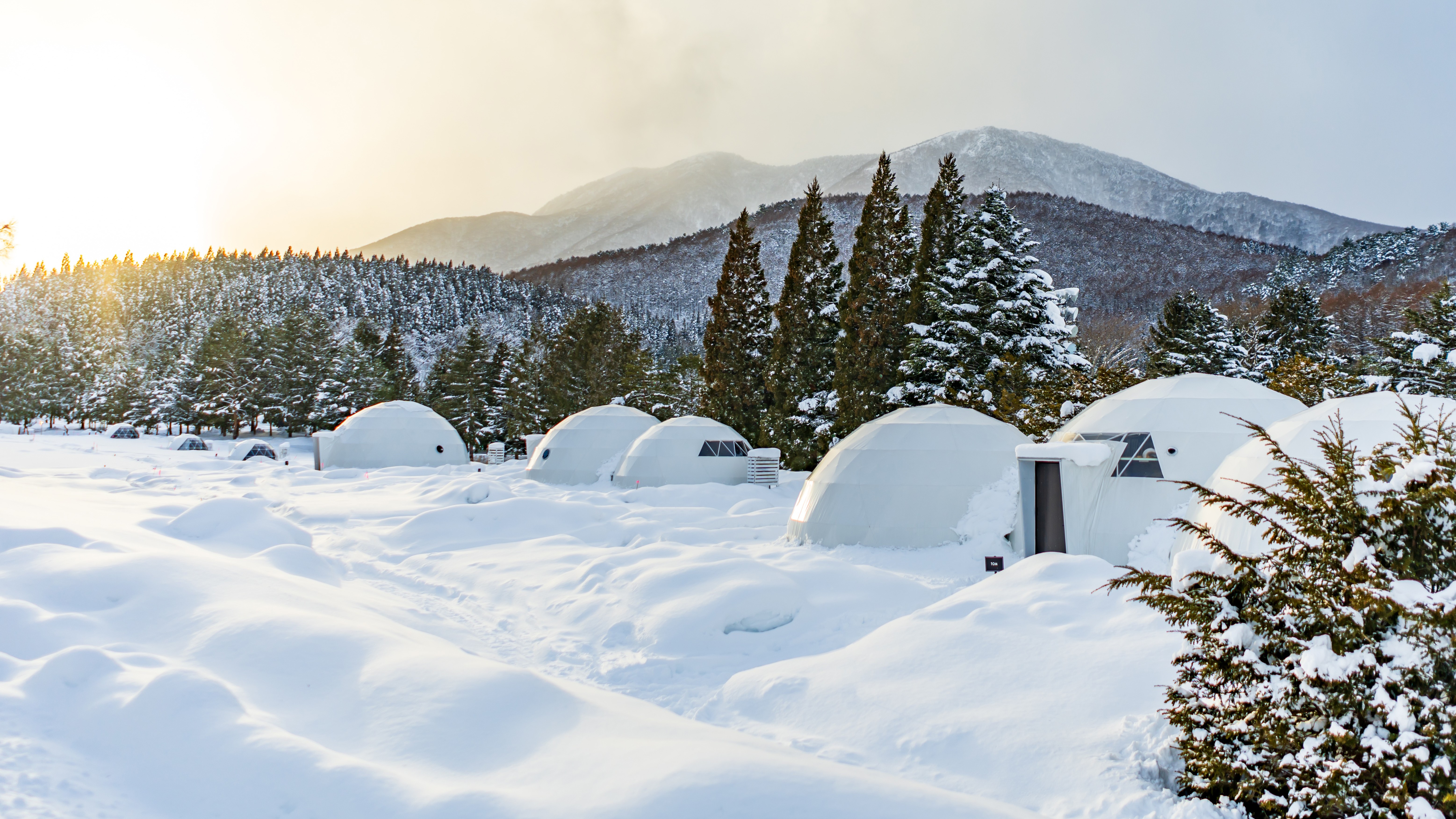 雪の道を部屋に向かって歩く