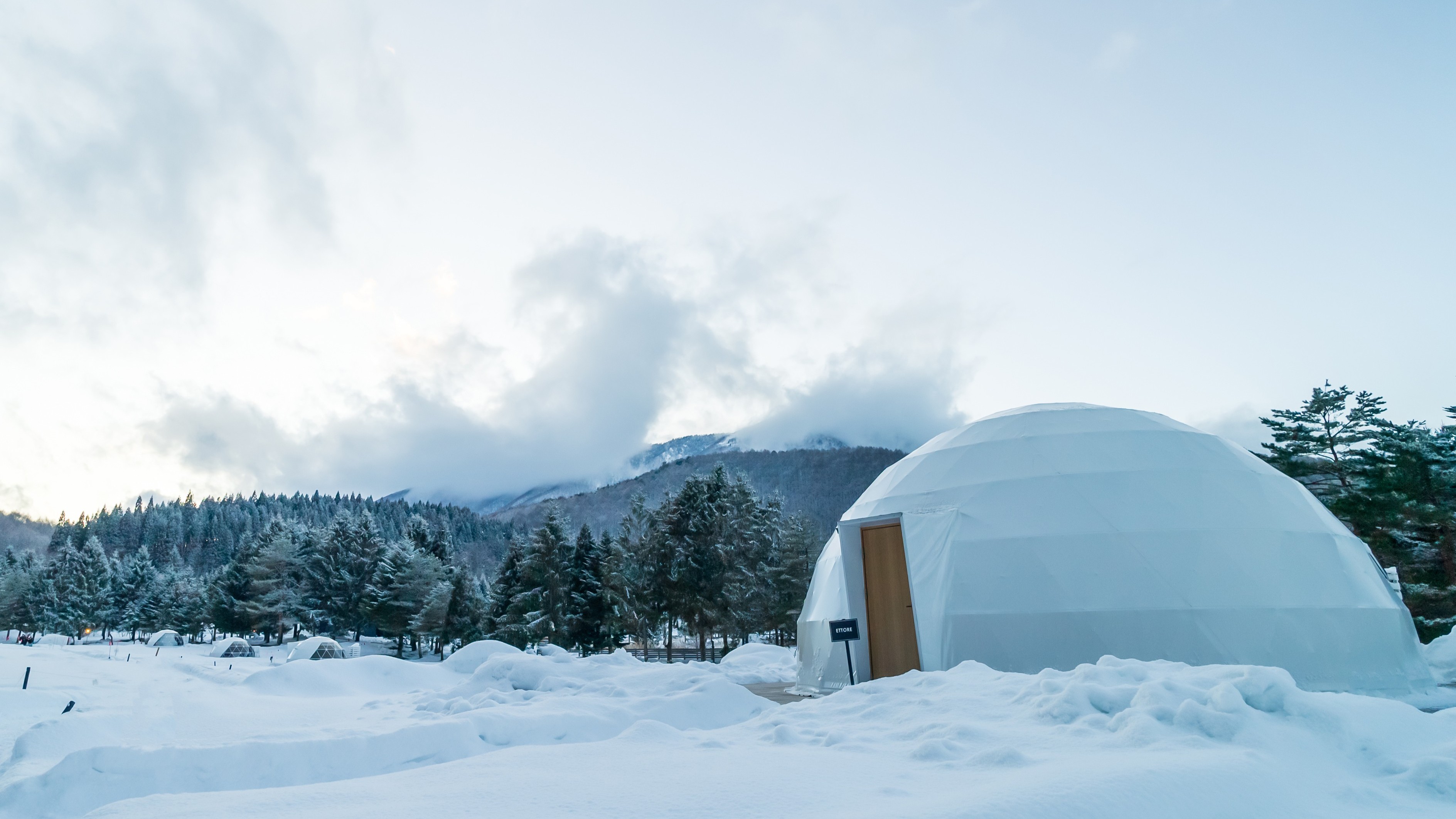 雪が空の青を移すとき