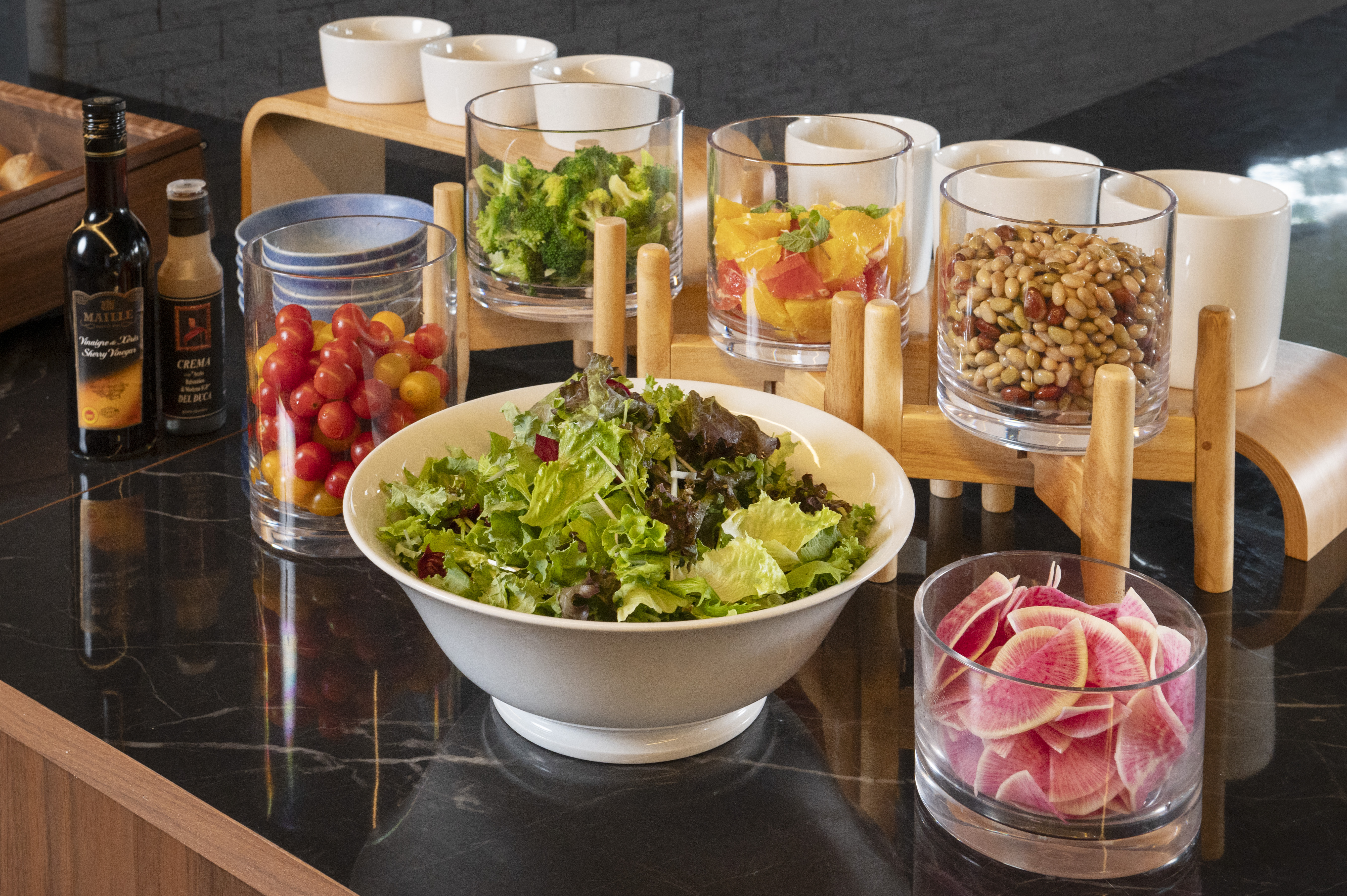 新鮮な野菜でいっぱいのサラダブッフェ