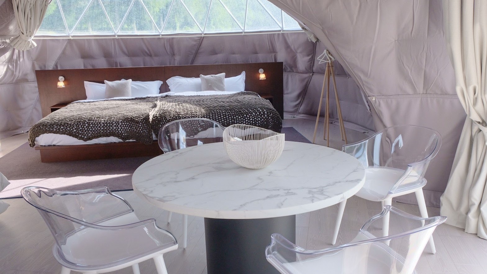 リビング（7m）にはドームの名前トム・ディクソンがデザインしたテーブルを配しています（EXトリプル）