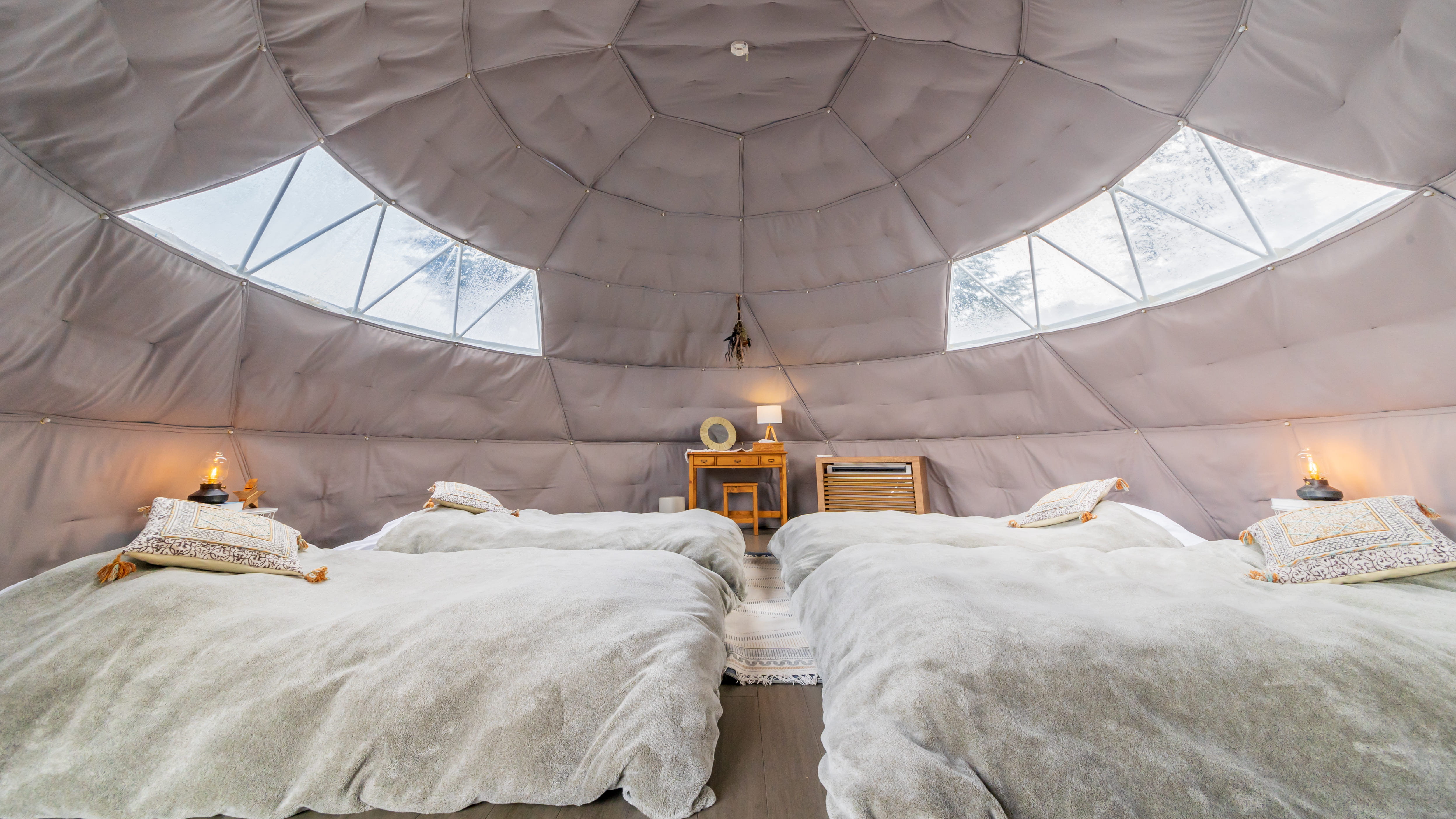 120cm幅のセミダブルベッド4台の広々ベッドルーム（ツインドーム）