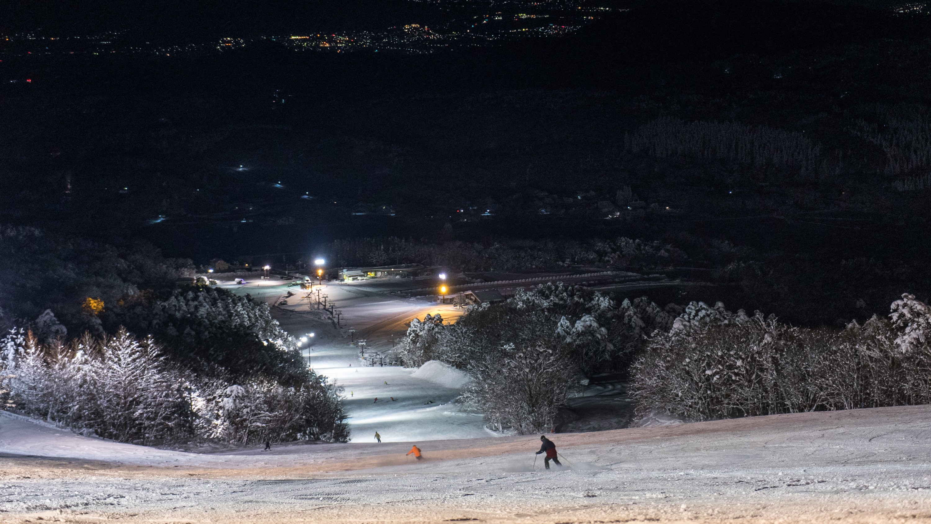 きらめく夜のスキー場