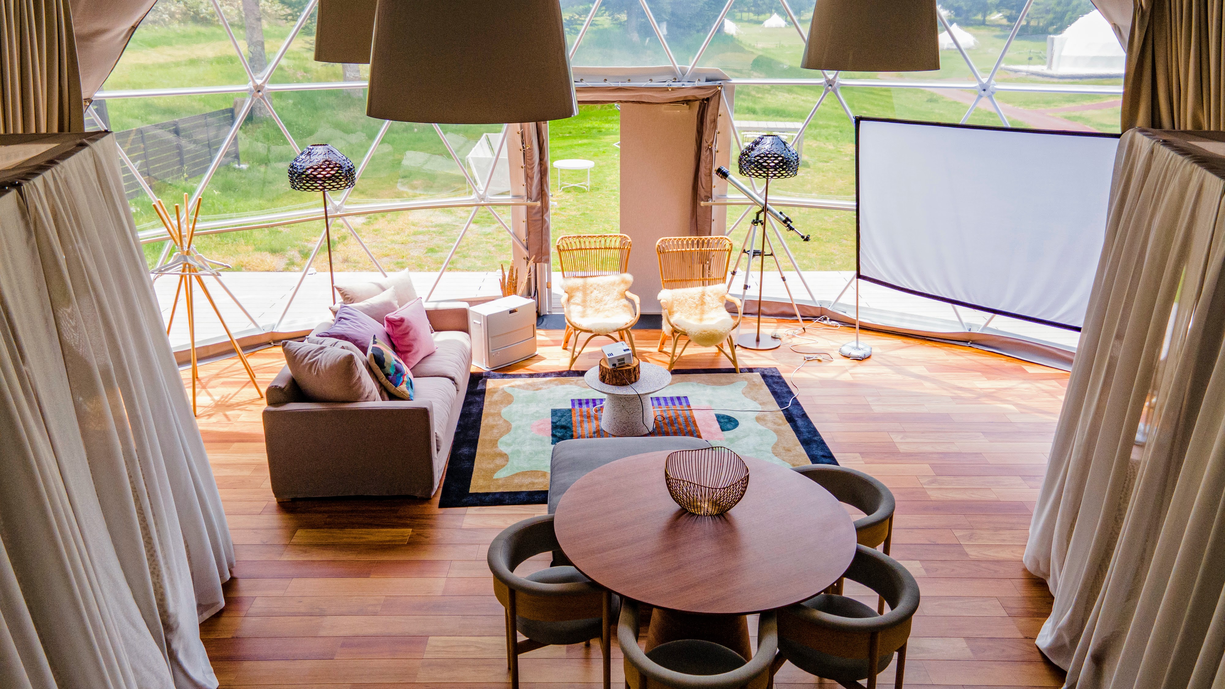 アーツ＆クラフトをテーマとしたこだわりの内装（エグゼクティブスイート・シングルドーム10m)