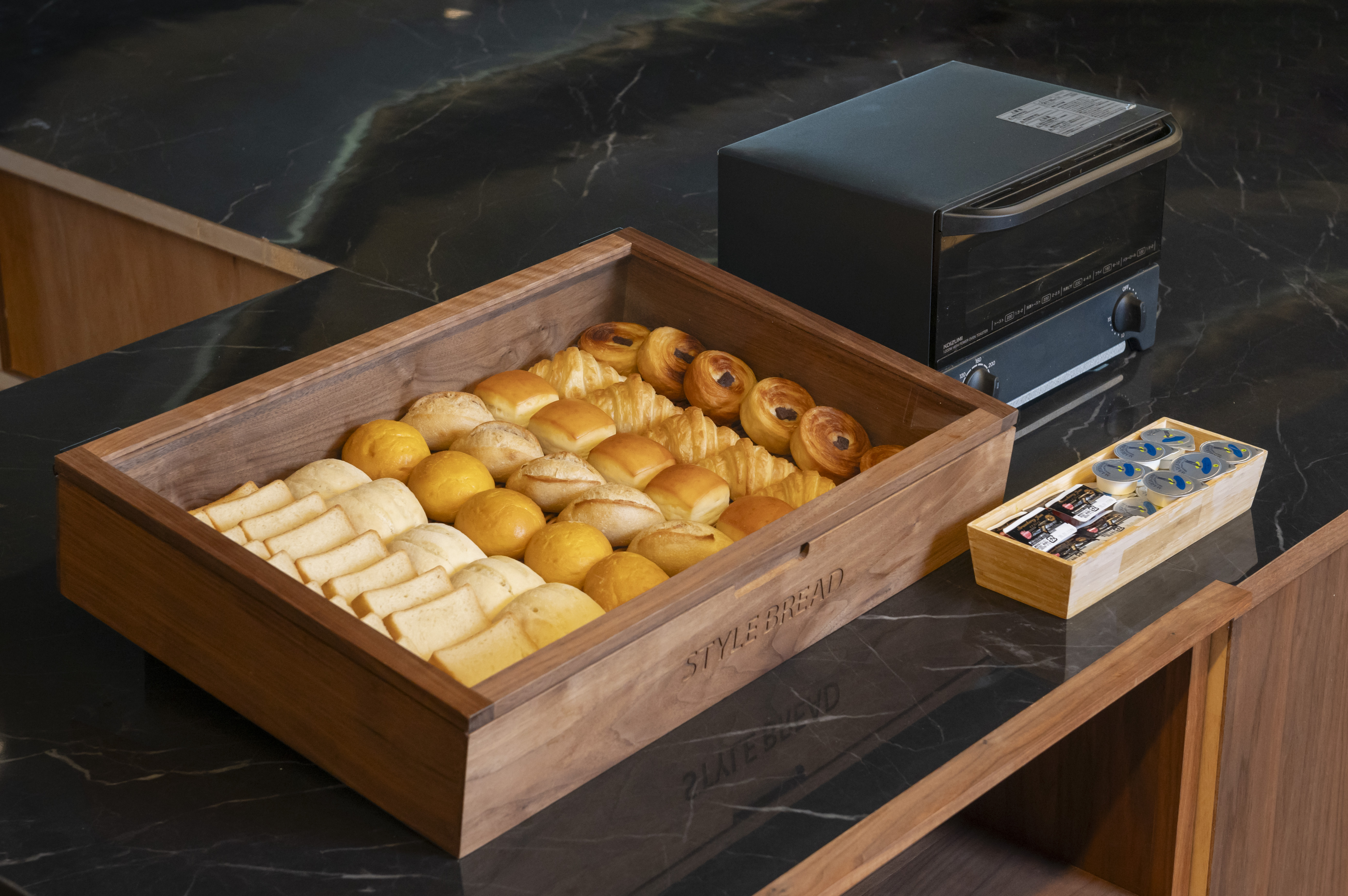 パンブッフェで焼きたてのパンを&hellip;