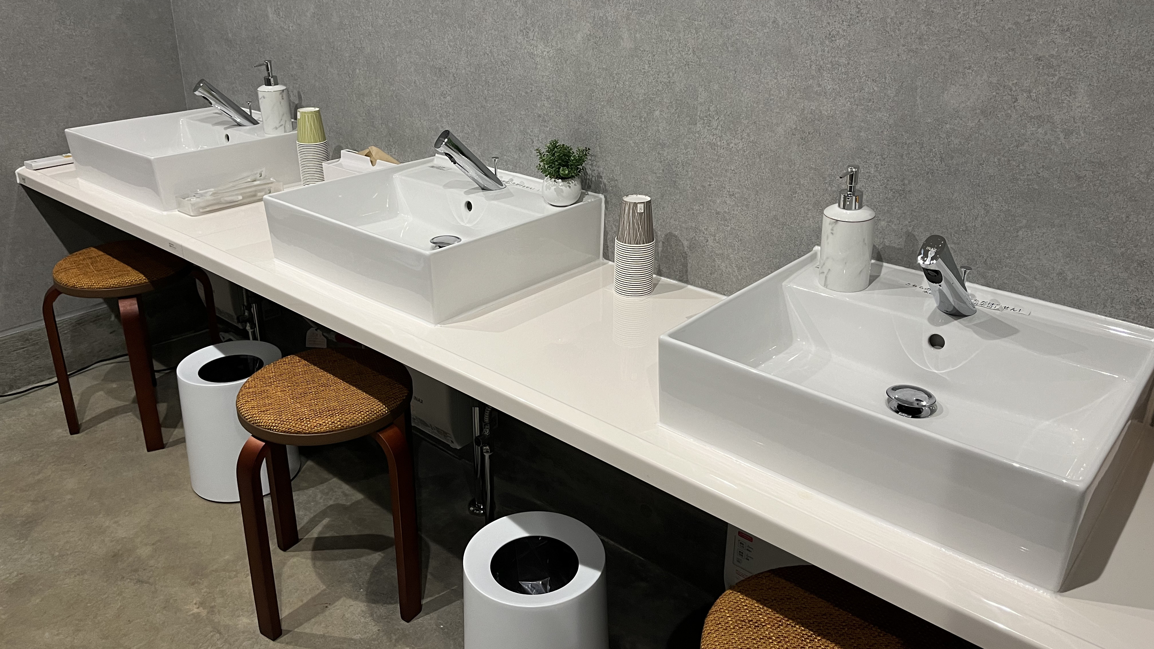 サニタリー棟の洗面台（フォレストサイド）