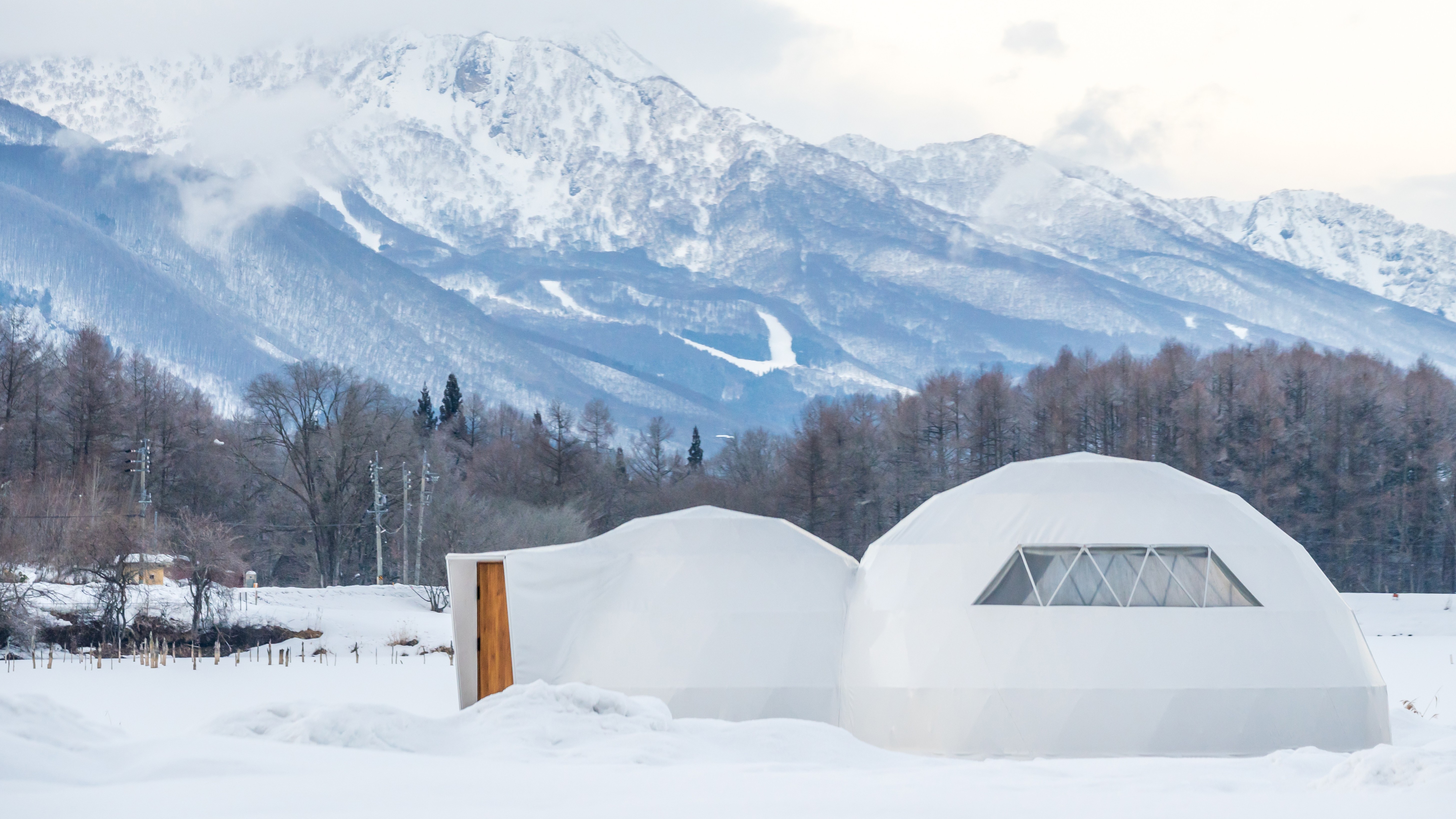 青い山々と雪のコントラスト