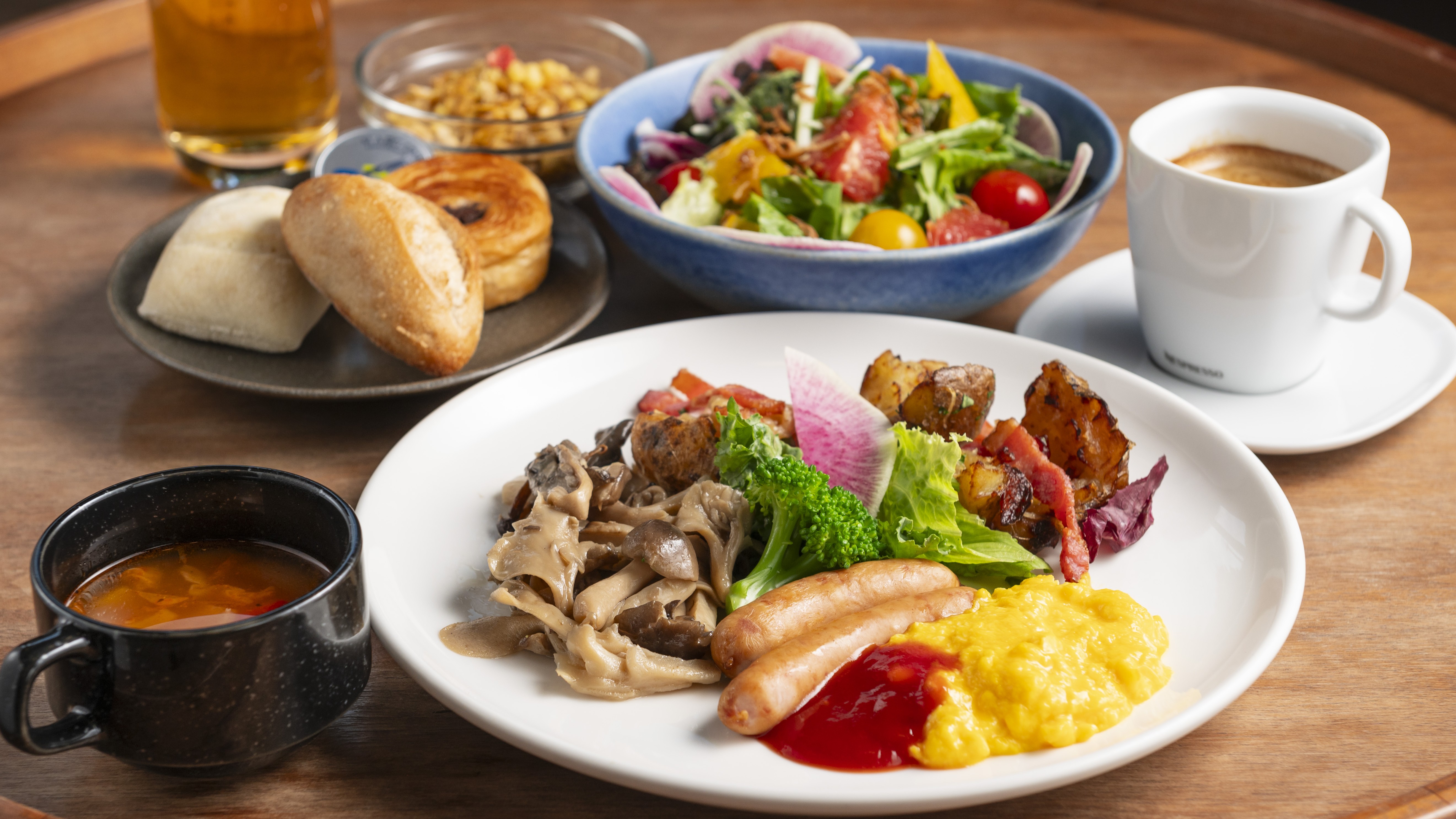 朝食はブッフェスタイル。新鮮な野菜や卵など、お好みの料理で自分だけのプレートをお楽しみください。