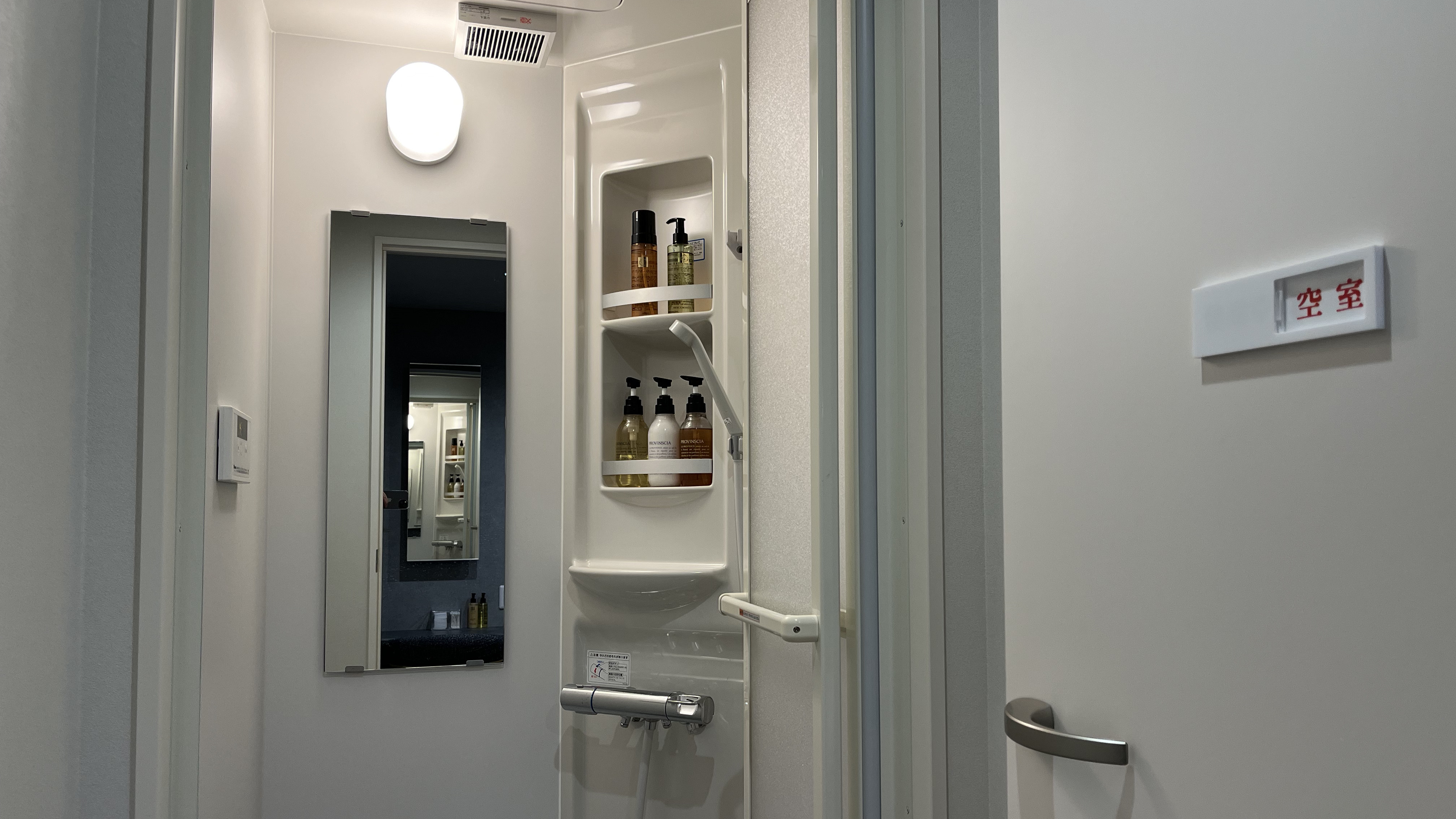 サニタリー棟にはシャワーもございます