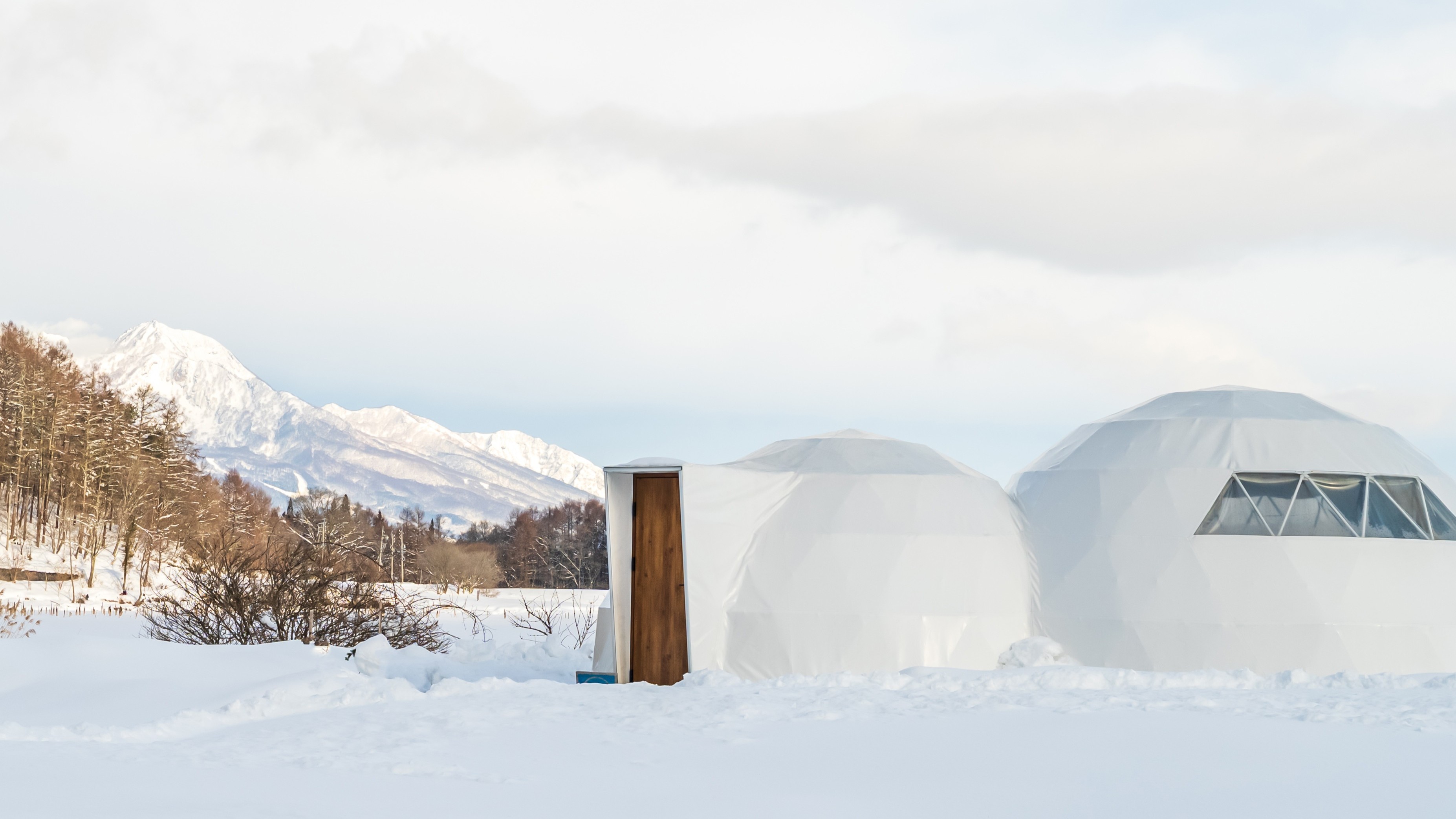 冬の山々とドームテント