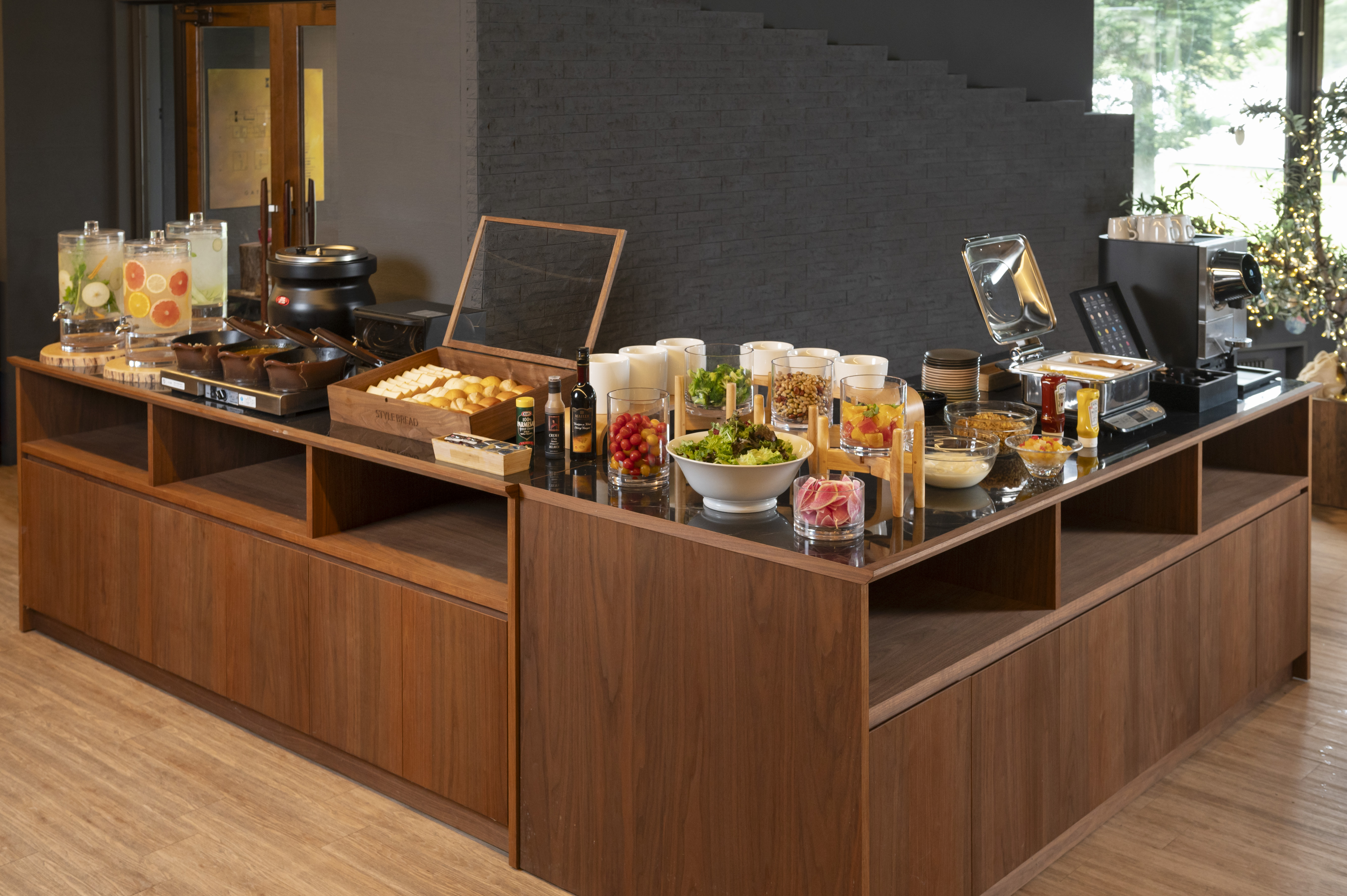 バラエティ豊かなブッフェテーブル