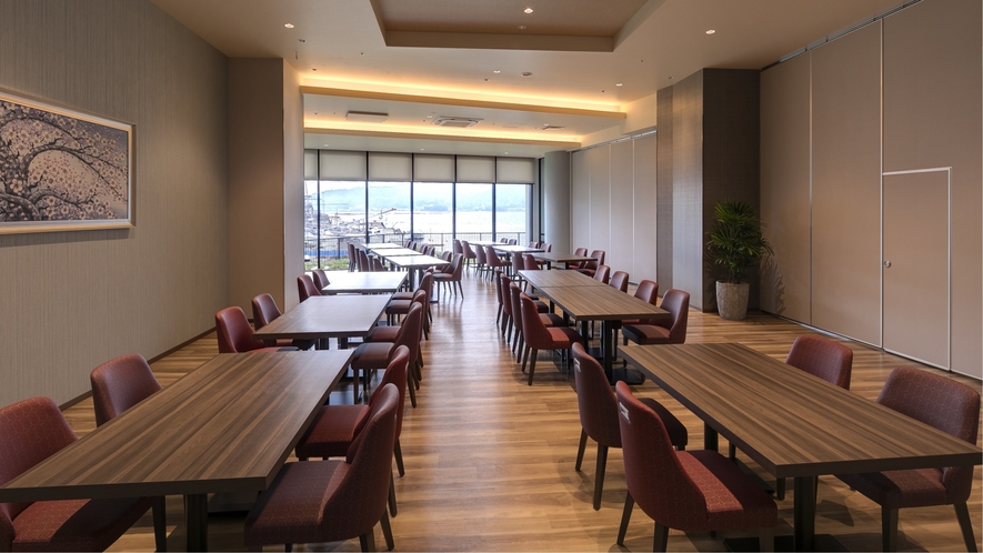 ＜レストラン＞シーサイドダイニング「宮島八景」パティーションを使用し、56席分を区分け可能です。