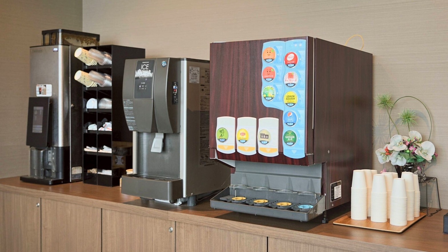 ＜サービス＞１階　ロビーにフリードリンクコーナーを設けています。（提供時間　7：00～23：00）