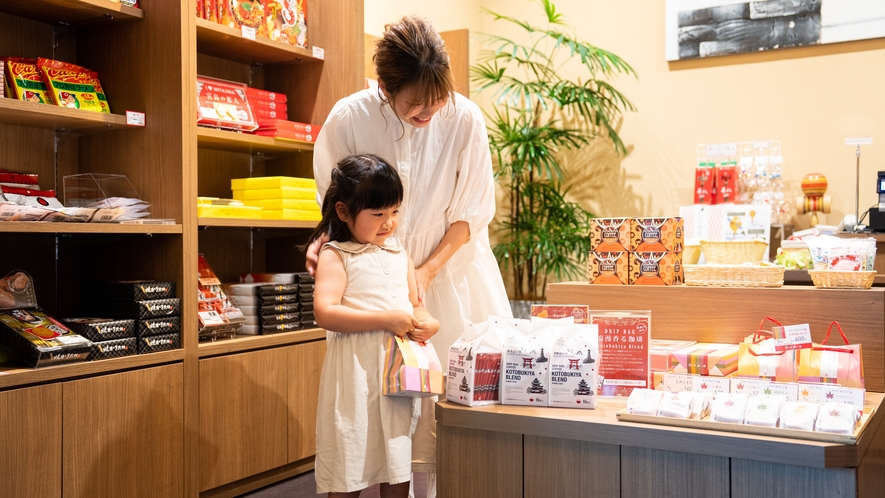 ■「お土産処　もみじ」でメイプルバターサンド・もみじ饅頭など広島名産のお土産をご購入頂けます。