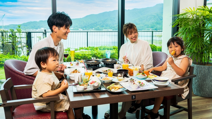 ■ご夕食は瀬戸内海・宮島を臨む[シーサイドダイニング　宮島八景]でお楽しみください。