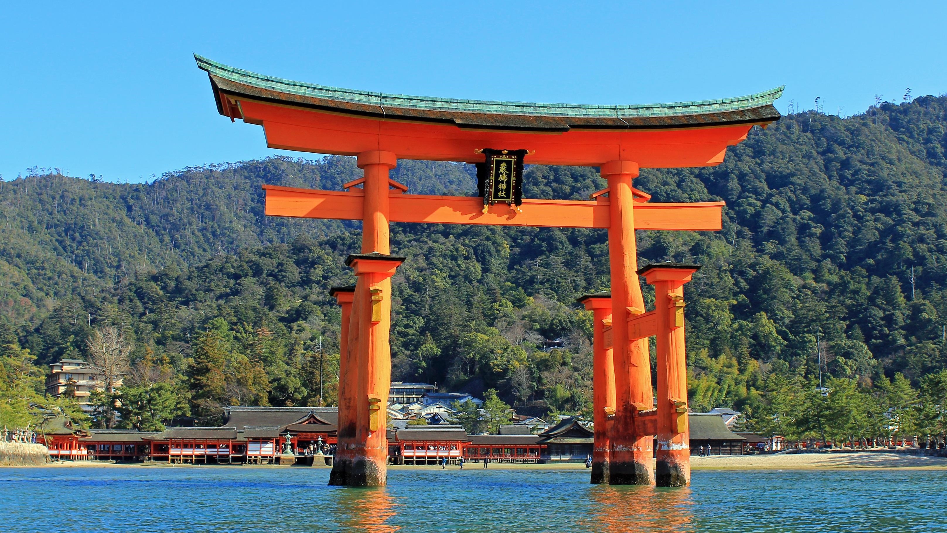 ＜周辺・景観＞厳島神社　大鳥居　「写真提供：広島県」