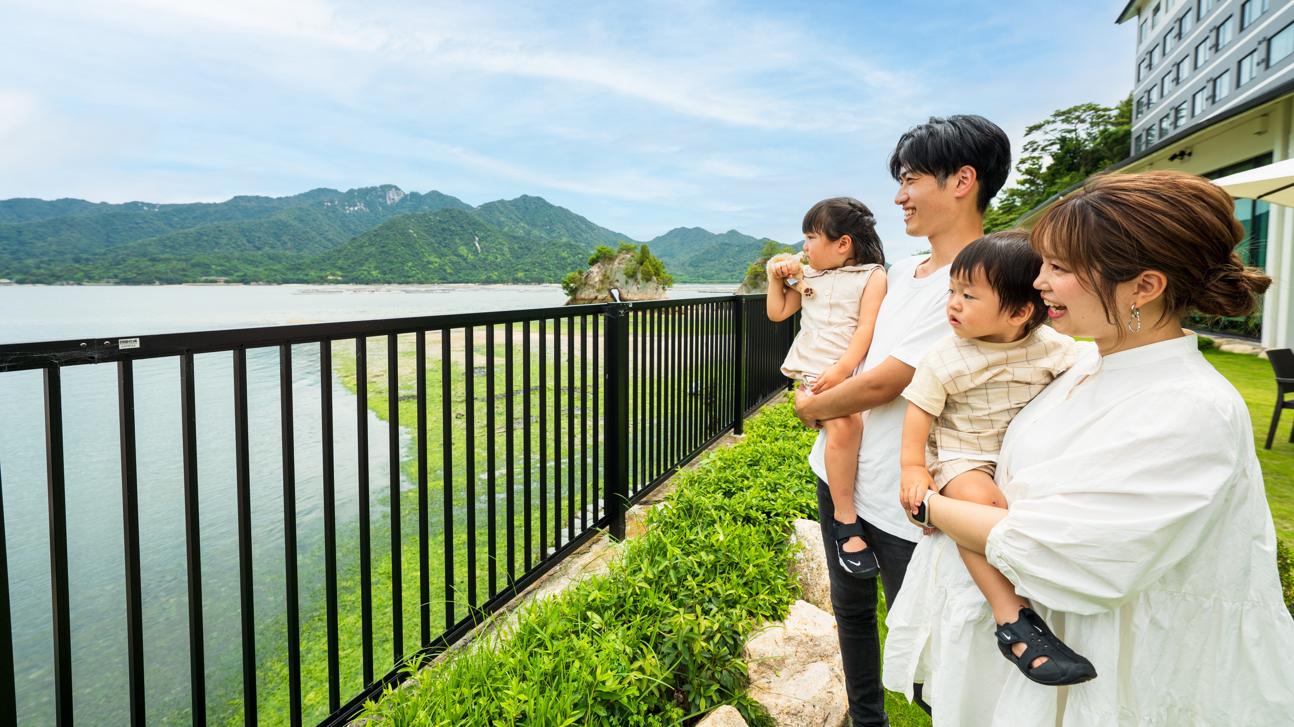 ＜テラス＞１階のテラスからは瀬戸内海・宮島の風景をお楽しみいただけます。