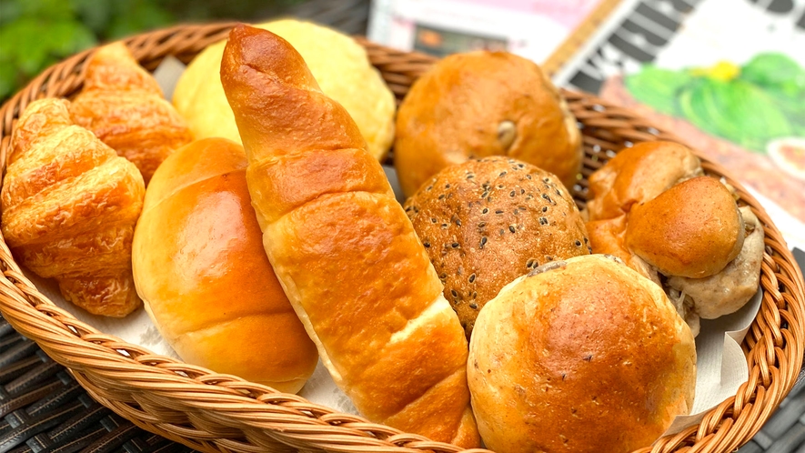 ・軽朝食パン／ 毎朝6時～10時まで1Fバーラウンジにて無料提供