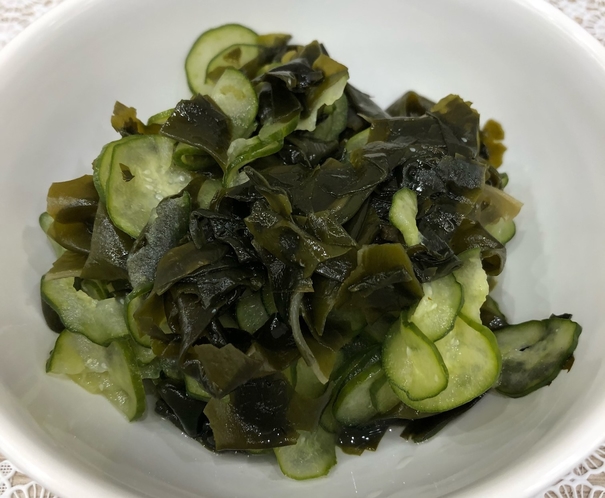 地元名古屋の野菜を使用　きゅうりとわかめの酢の物