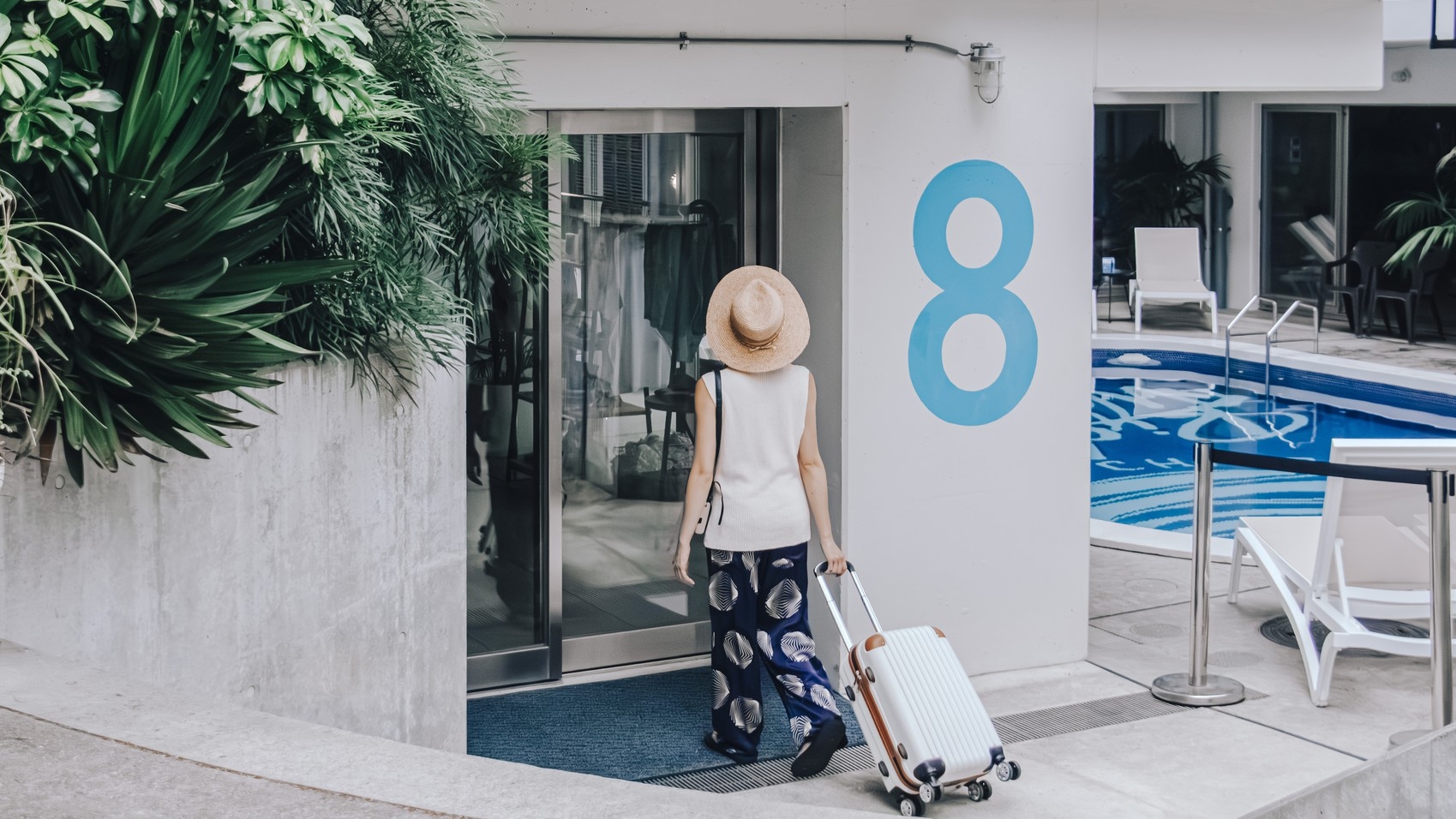 【学割】湘南、ととのう青春。（レイトアウト・館内チケット・グッズミステリーBOX）