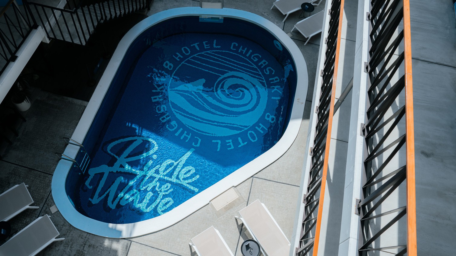 リゾート気分が一層盛り上がるプールで、非日常的な時間をお楽しみください