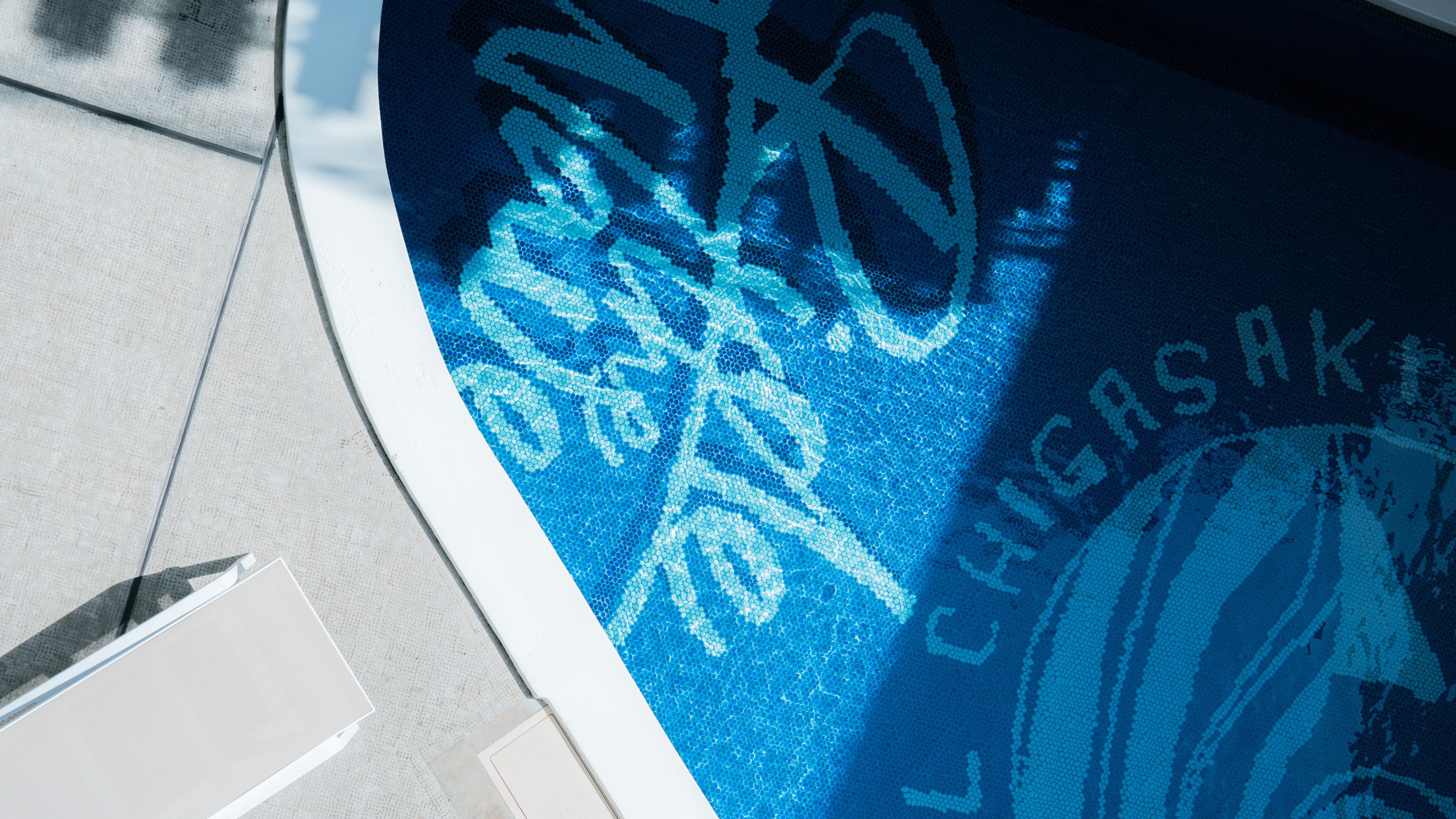 水風呂代わりのプールで浮かぶと、耳が水で覆われ無音の空間に