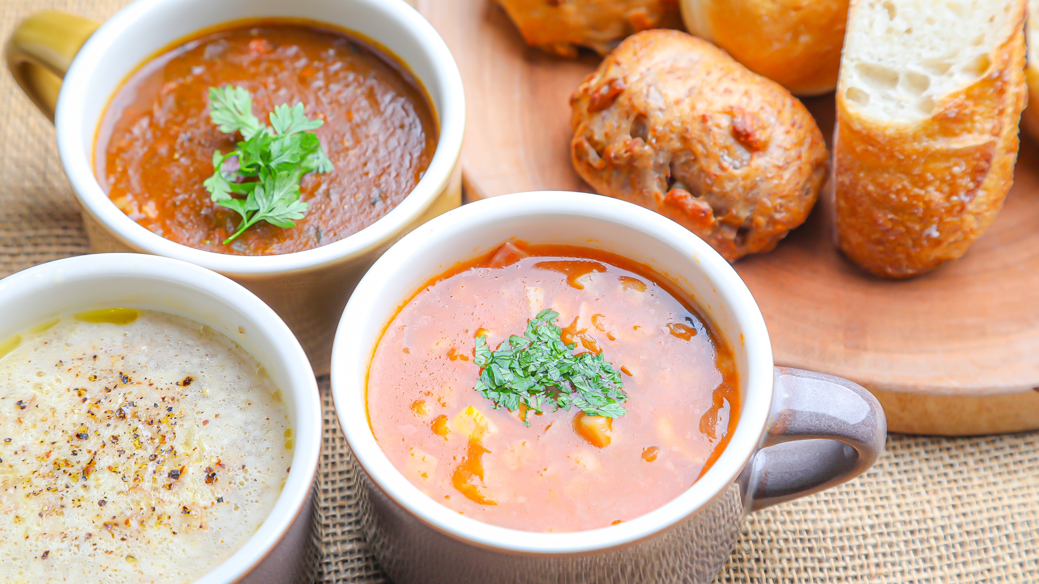 具だくさんスープが、毎朝ビュッフェ形式で3種・日替わりで登場