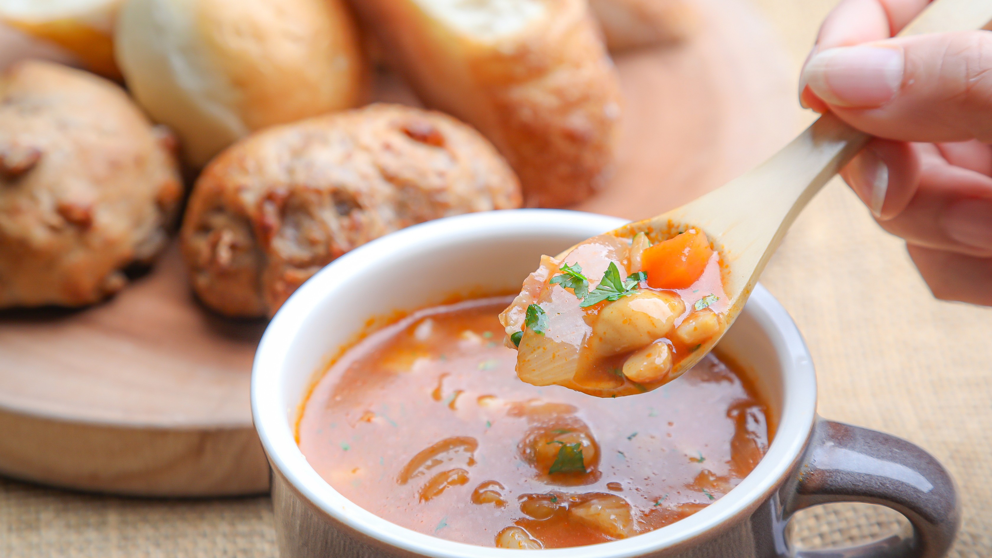 具だくさんスープが、毎朝ビュッフェ形式で3種・日替わりで登場